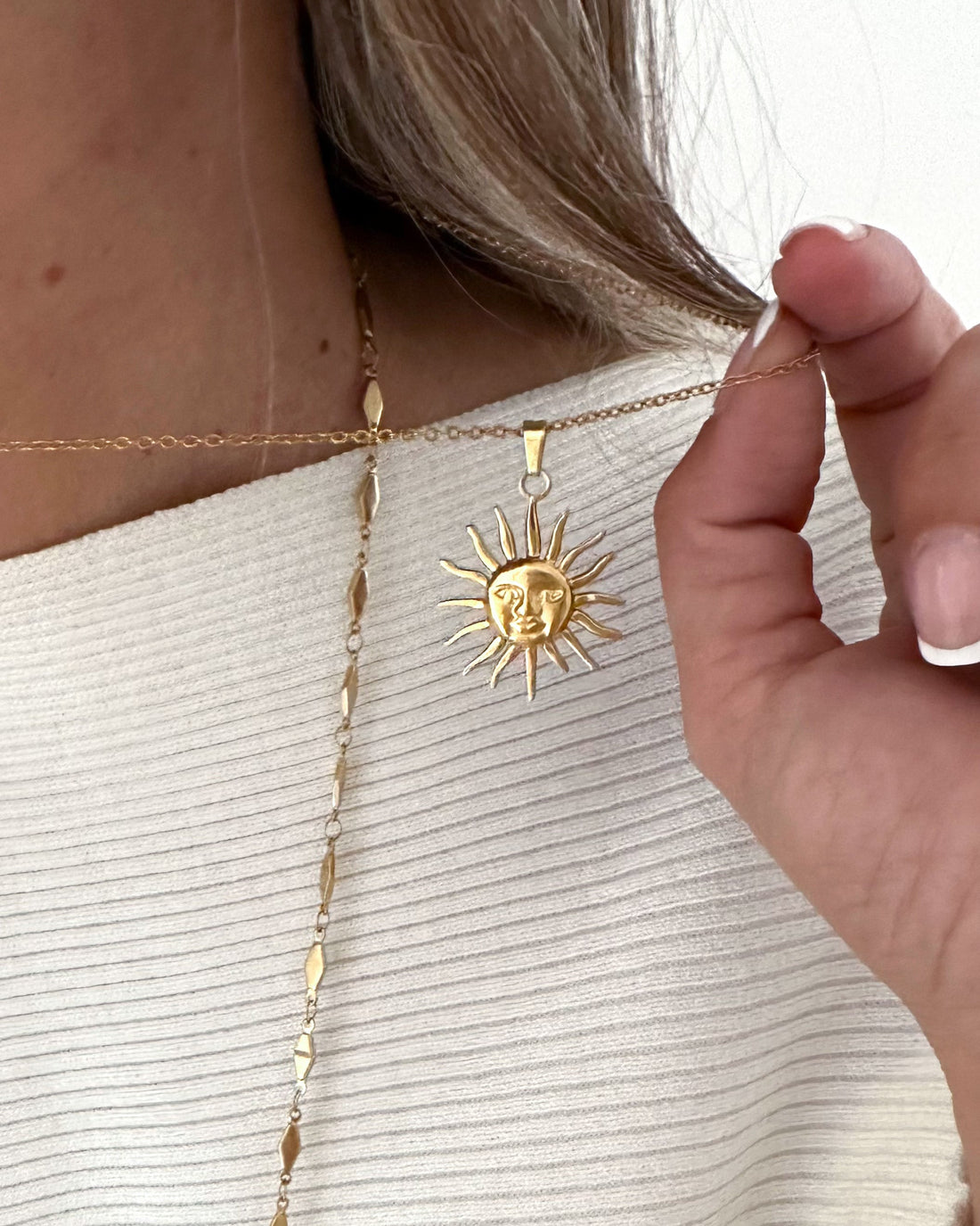 colgante sol acero oro