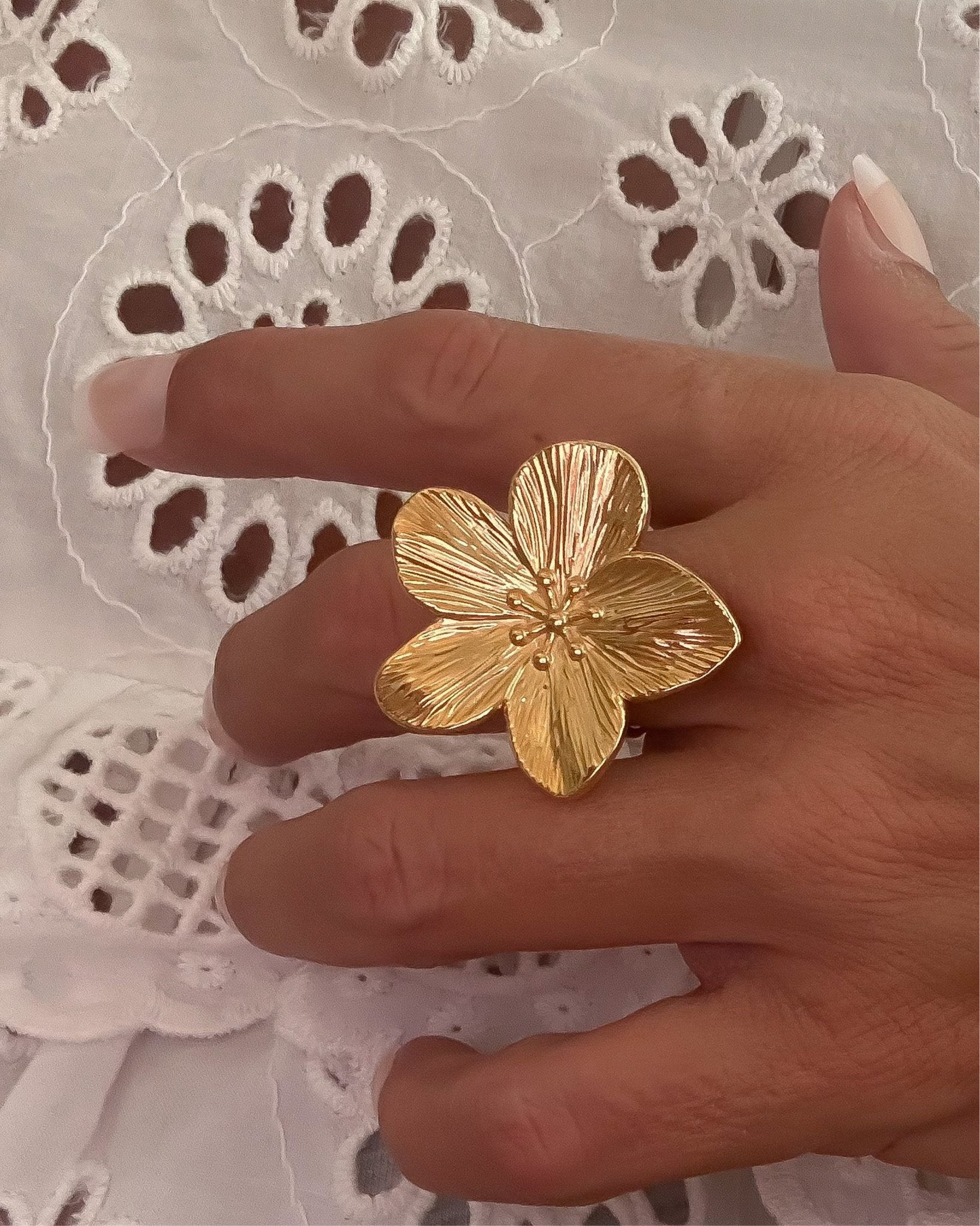 Anillo flor grande textura en acero inoxidable oro 18K Flor