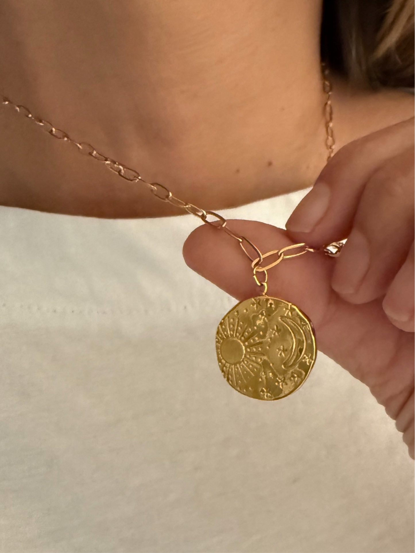 Collar cadena de eslabones con colgante medalla grande motivos sol y luna baño oro 18K Sky