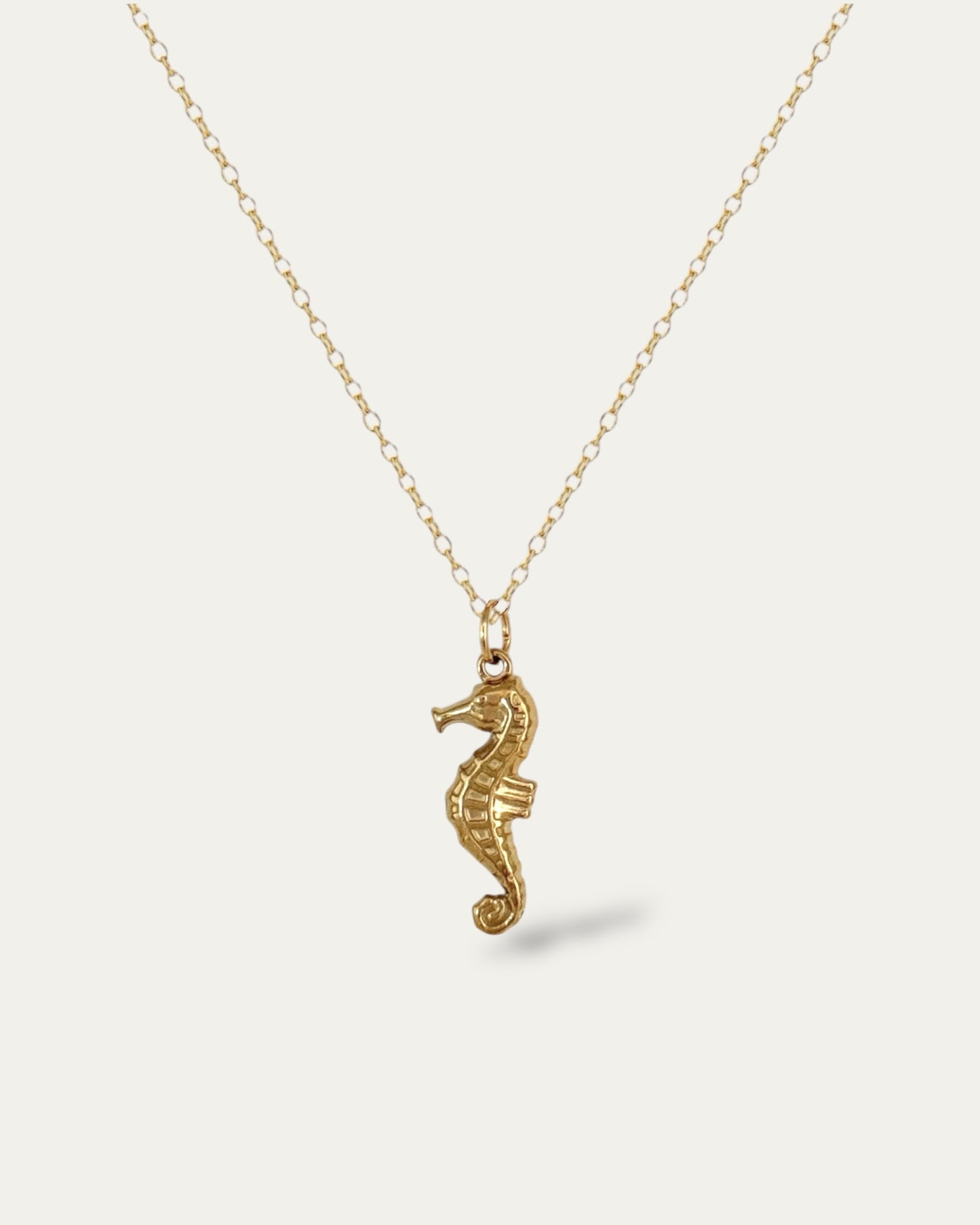 Collar con colgante caballito de mar en acero baño oro SEAHORSE