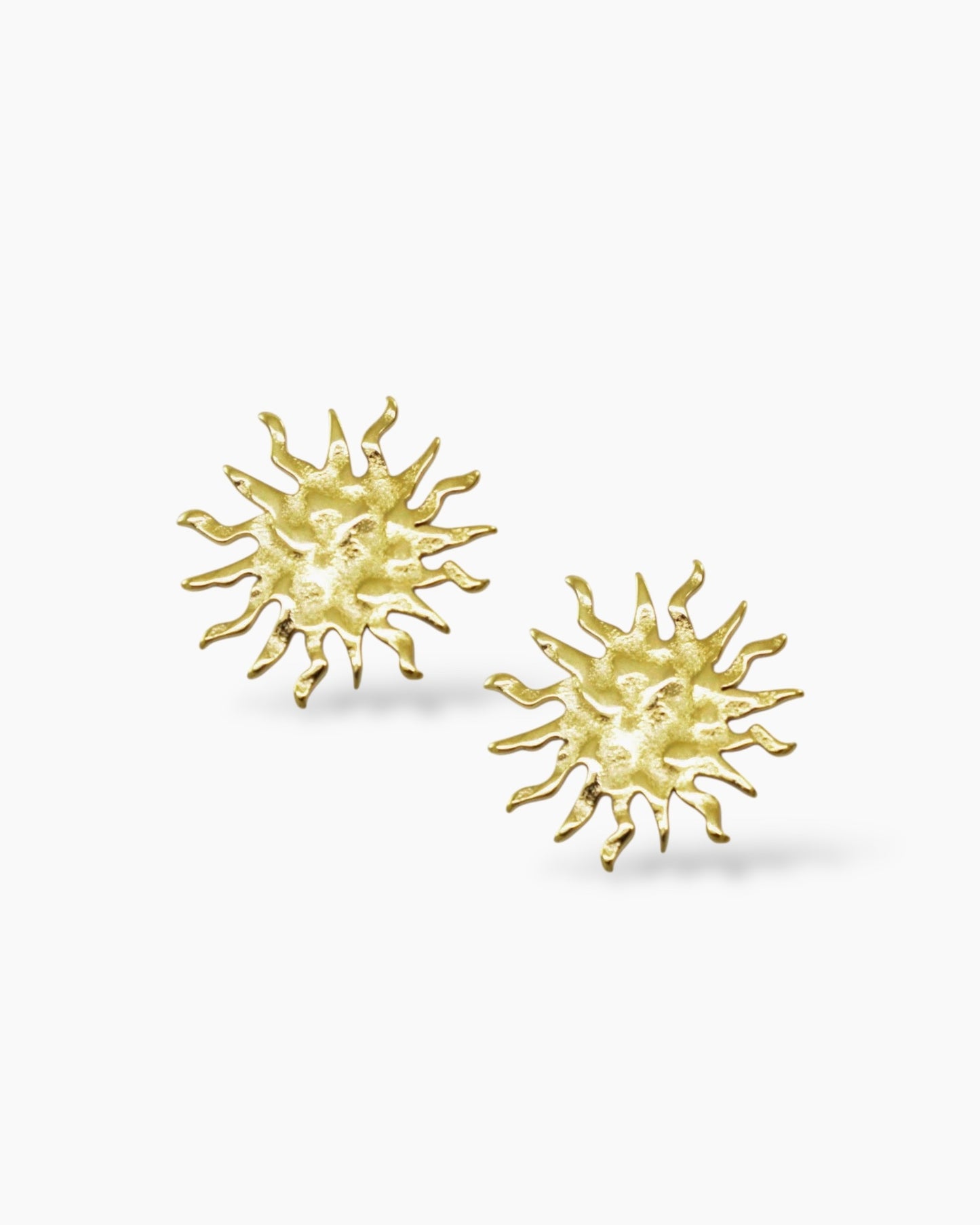 Pendientes pequeños con forma de sol martilleado acero baño oro 18K