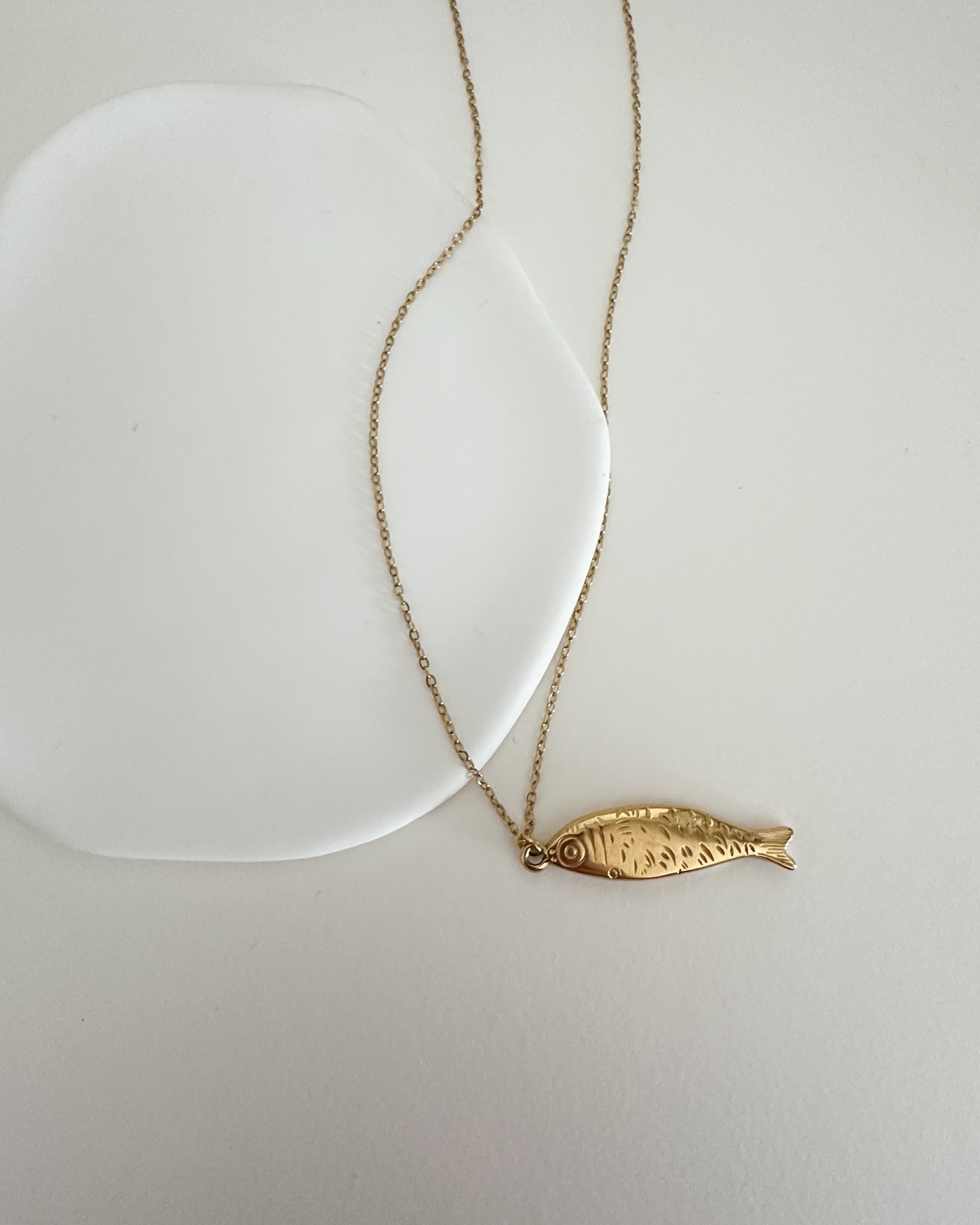 Collar cadena con colgante de pez en acero baño oro 18K SARDINE