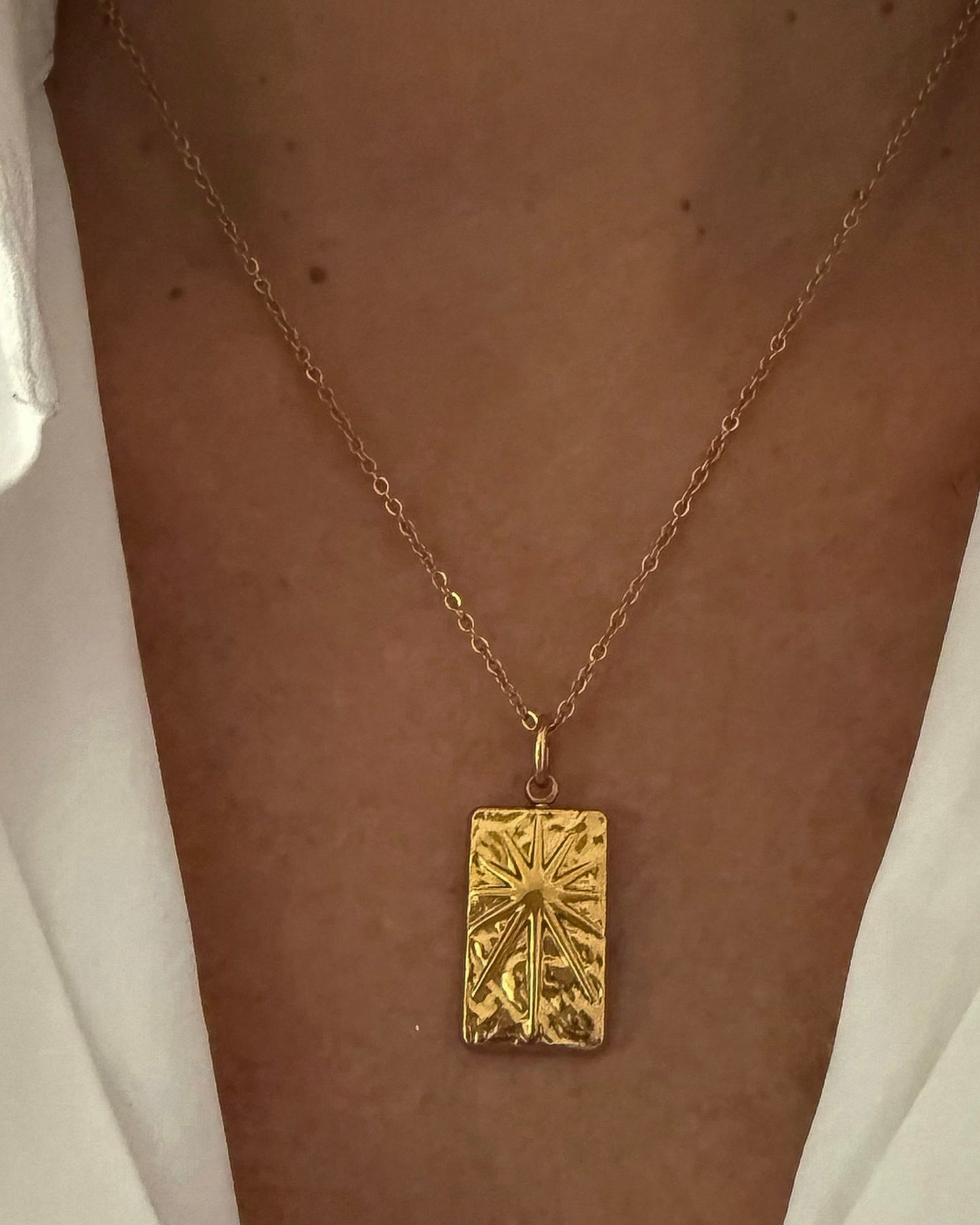 Collar de cadena cordón con colgante cuadrado textura sol baño oro 18K Arlet