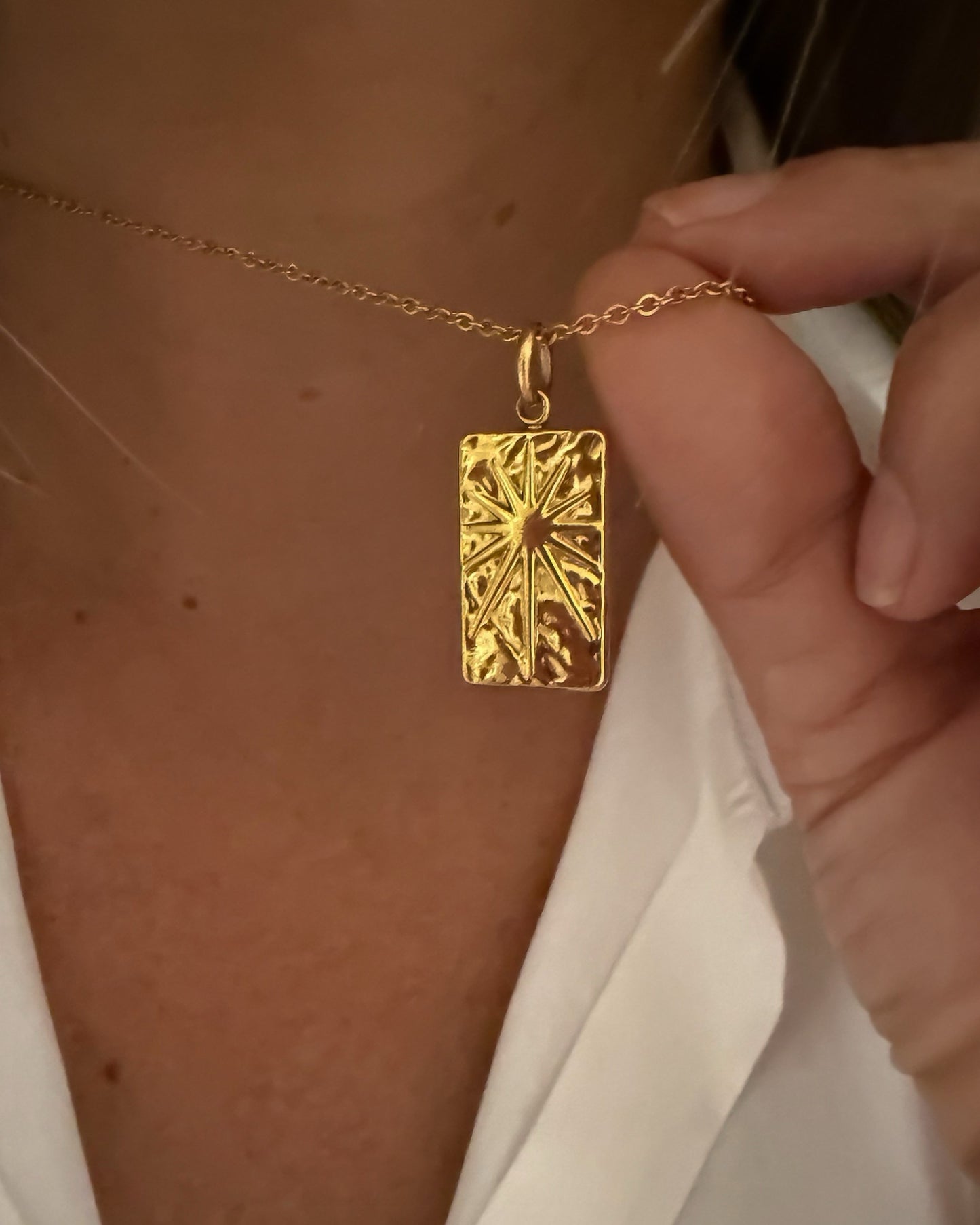 Collar de cadena cordón con colgante cuadrado textura sol baño oro 18K Arlet