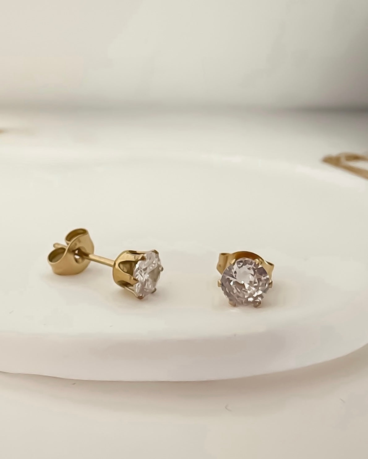 Pendientes pequeños presión circonita grande en acero baño oro 18K Lonely