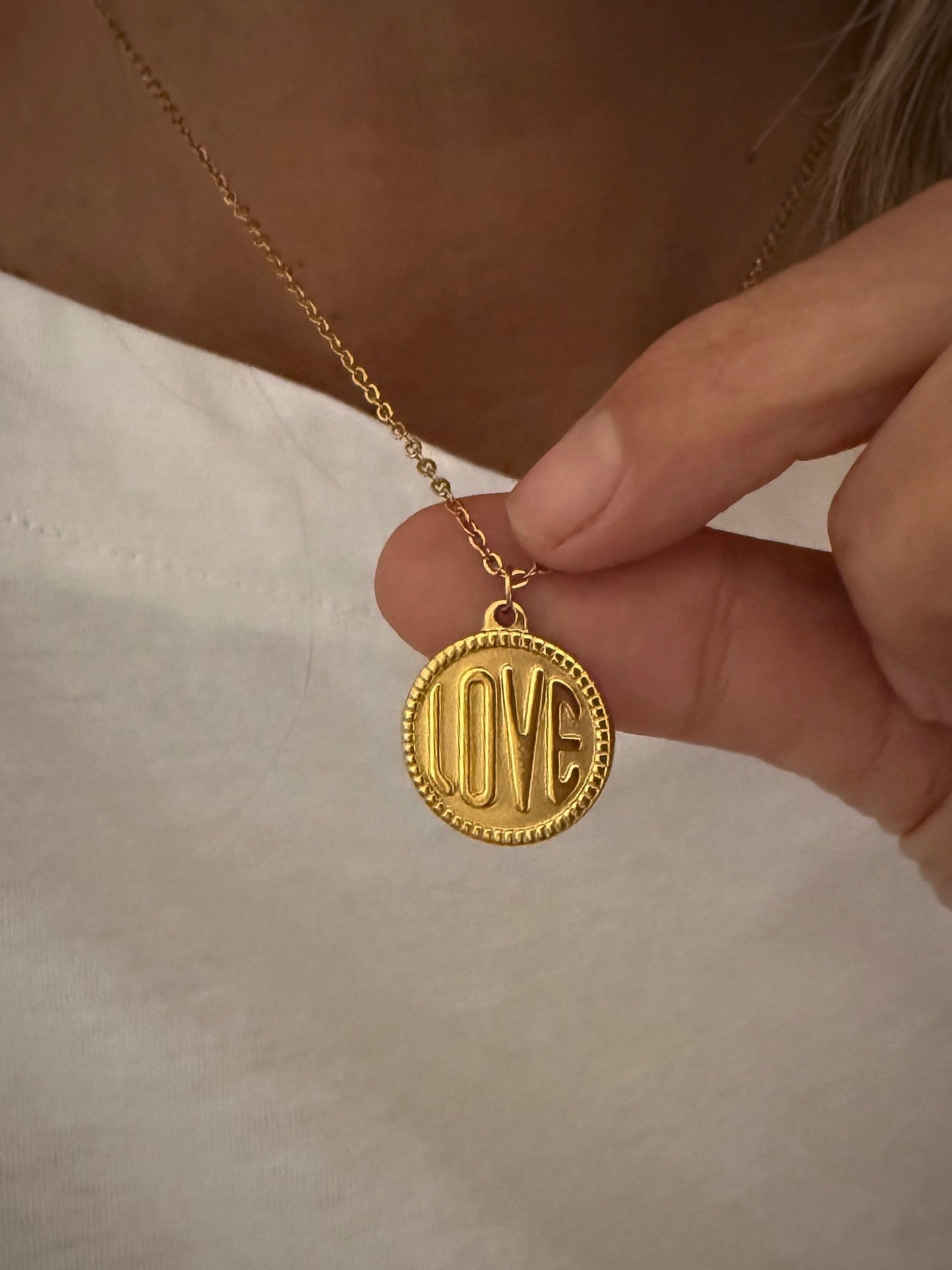 Collar colgante medalla con letras en acero baño oro 18K Love