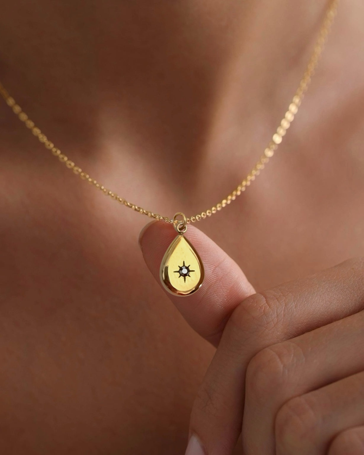 Collar cadena fina con colgante en forma de lágrima con circonita negra en acero baño oro Soul
