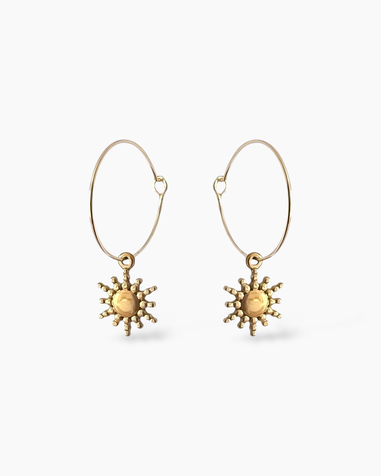 Aros finos con colgante diseño sol en acero baño oro 18K Surya
