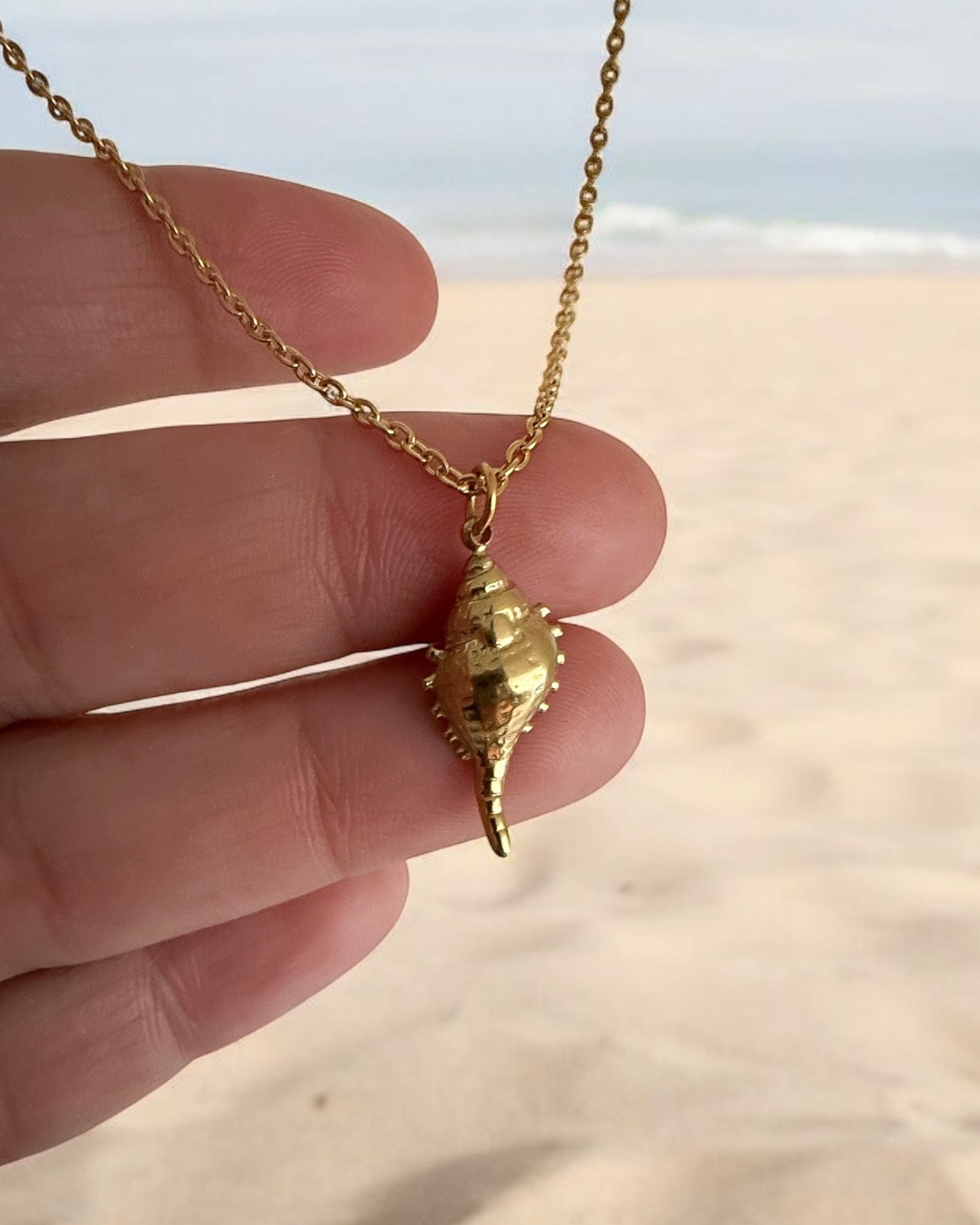 Collar colgante caracola en acero baño oro 18K CARACOLA