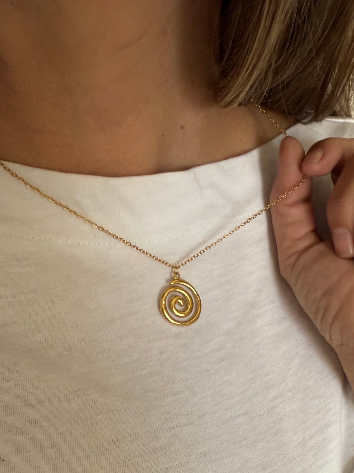 Collar cadena fina con colgante forma espiral en acero baño oro 18K Tornado