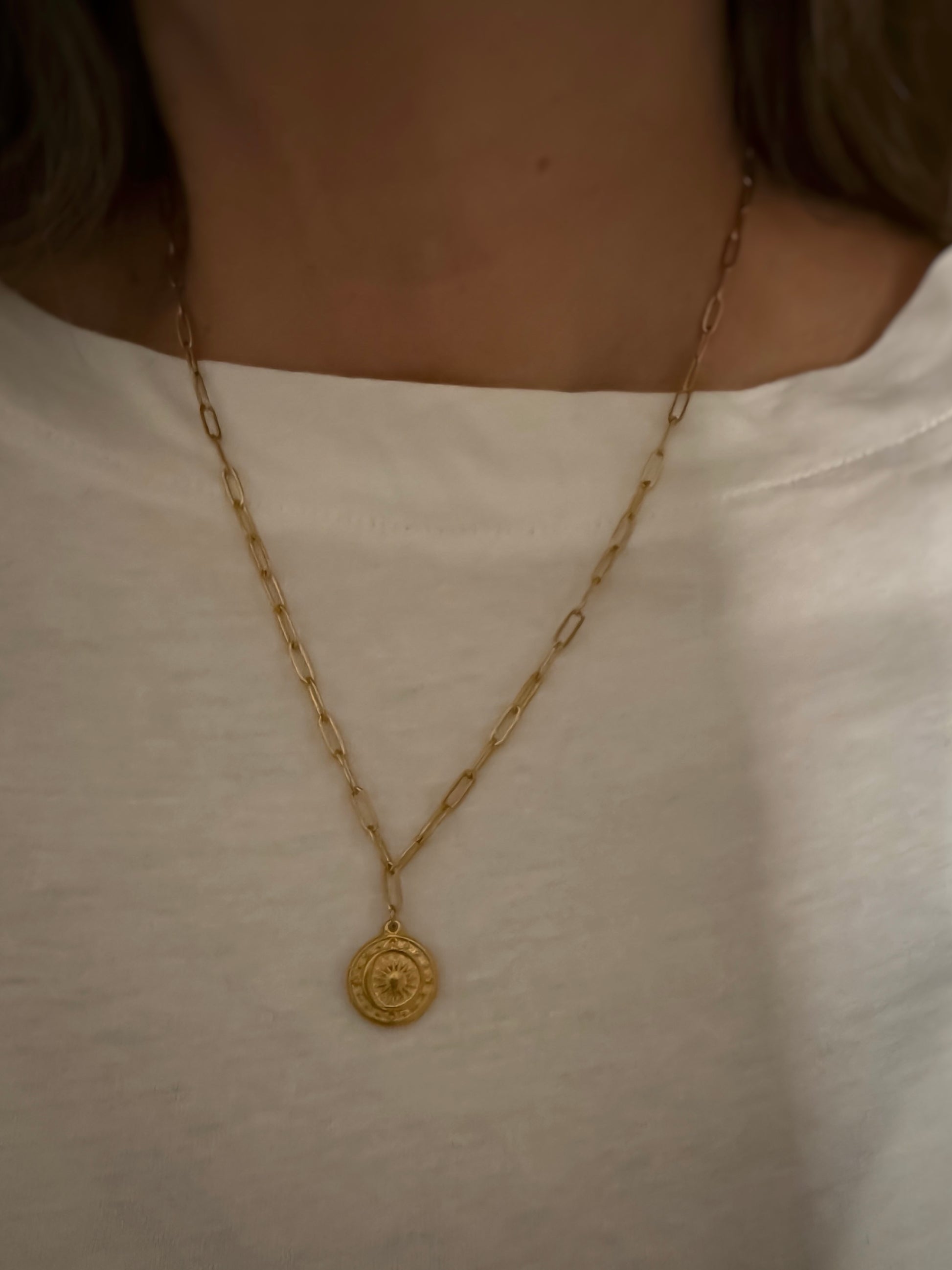 collar dorado sol luna estrellas