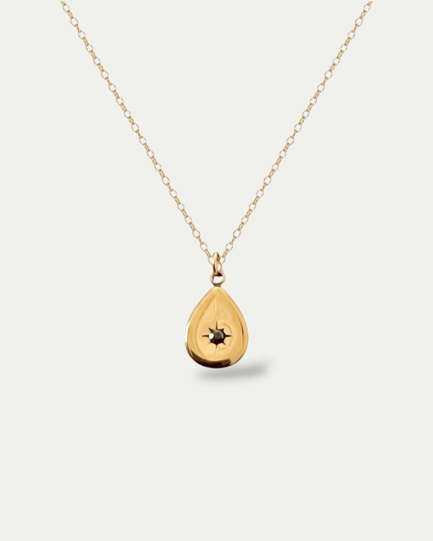 Collar cadena fina con colgante en forma de lágrima con circonita negra en acero baño oro Soul