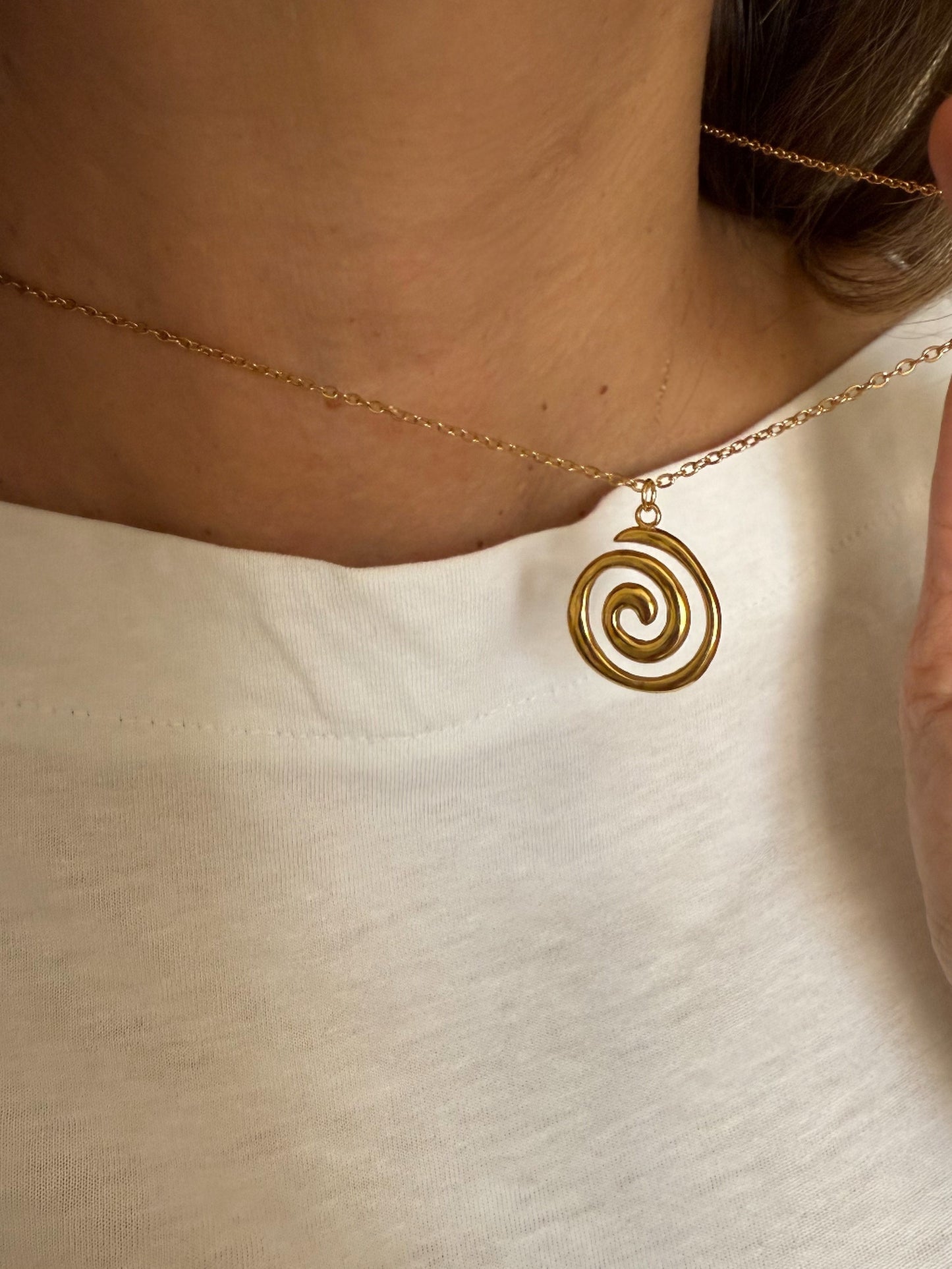 Collar cadena fina con colgante forma espiral en acero baño oro 18K Tornado