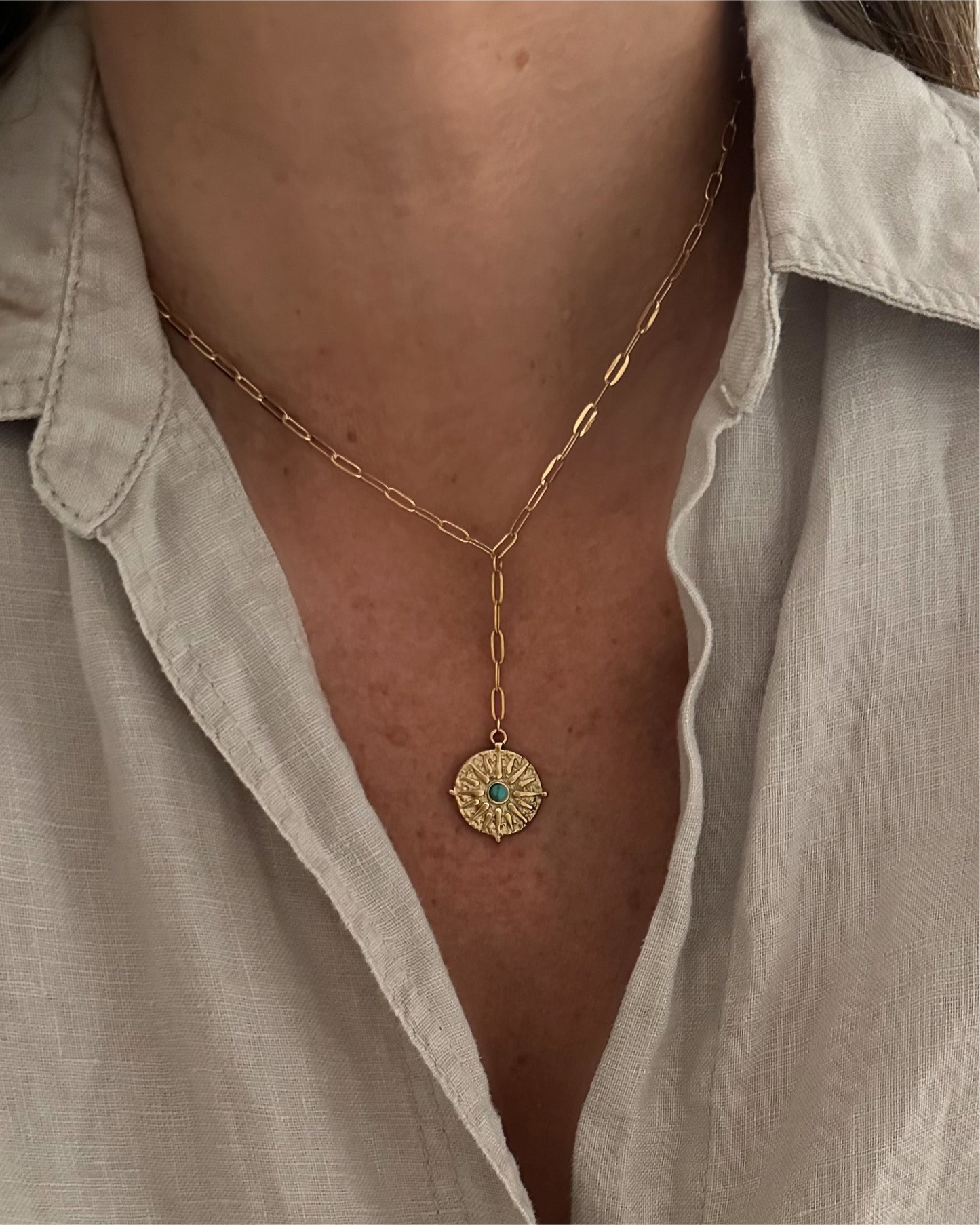Colgante estilo corbata con medallita oro mate detalle turquesa Roseta