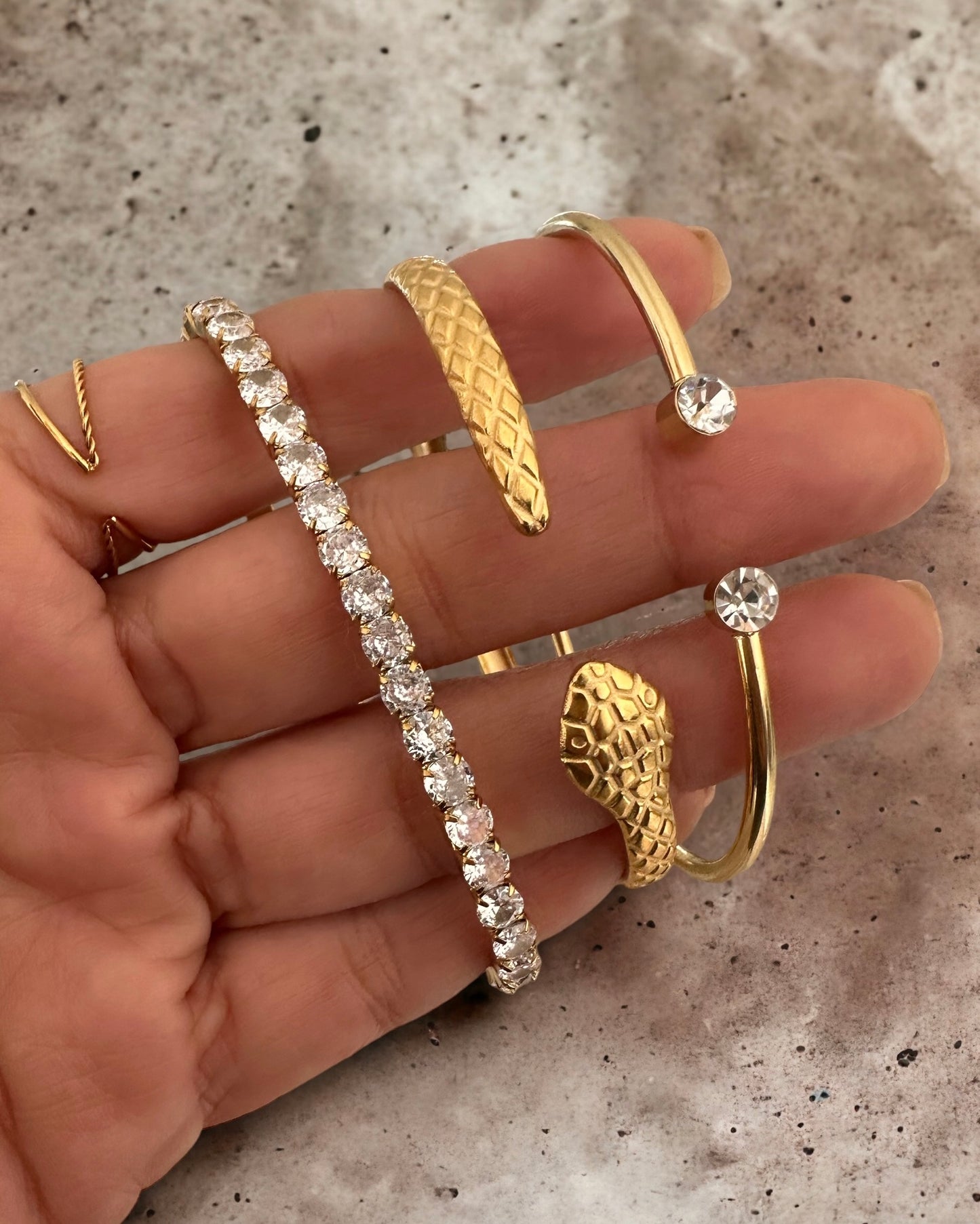 Pulsera fina ajustable acabada en circonitas en acero baño de oro 18K Brillitos