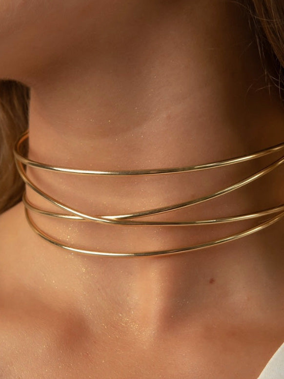 Gargantilla rígida estilo choker de bandas cruzadas en acero baño oro Lía