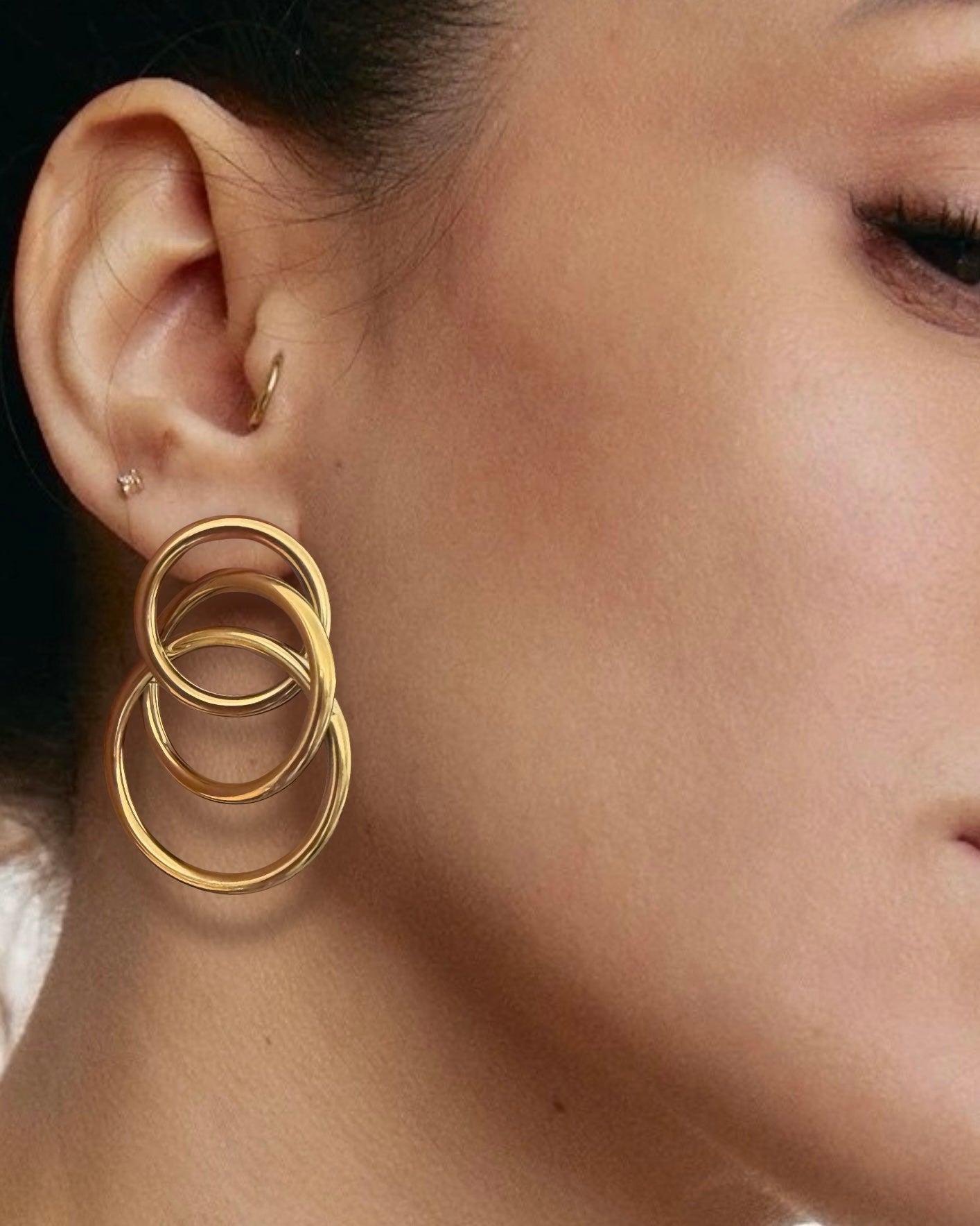 Pendientes grandes tres aros apilados en acero baño oro 18K