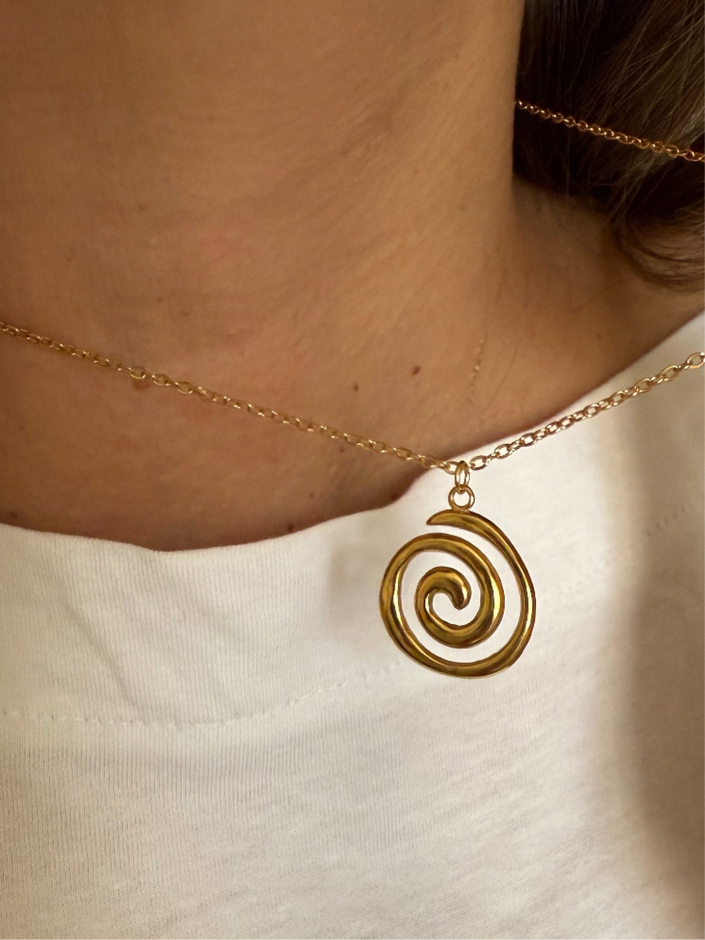 Collar cadena fina con colgante forma espiral en acero baño oro 18K Tornado