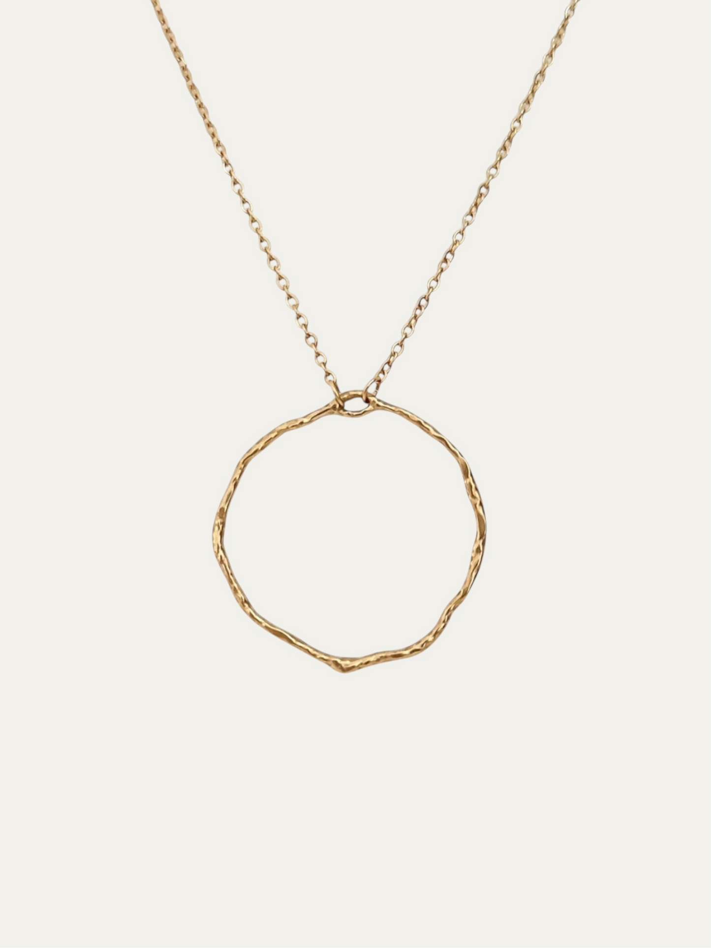 Collar de cadena fina con colgante de aro textura baño oro 18K Alma