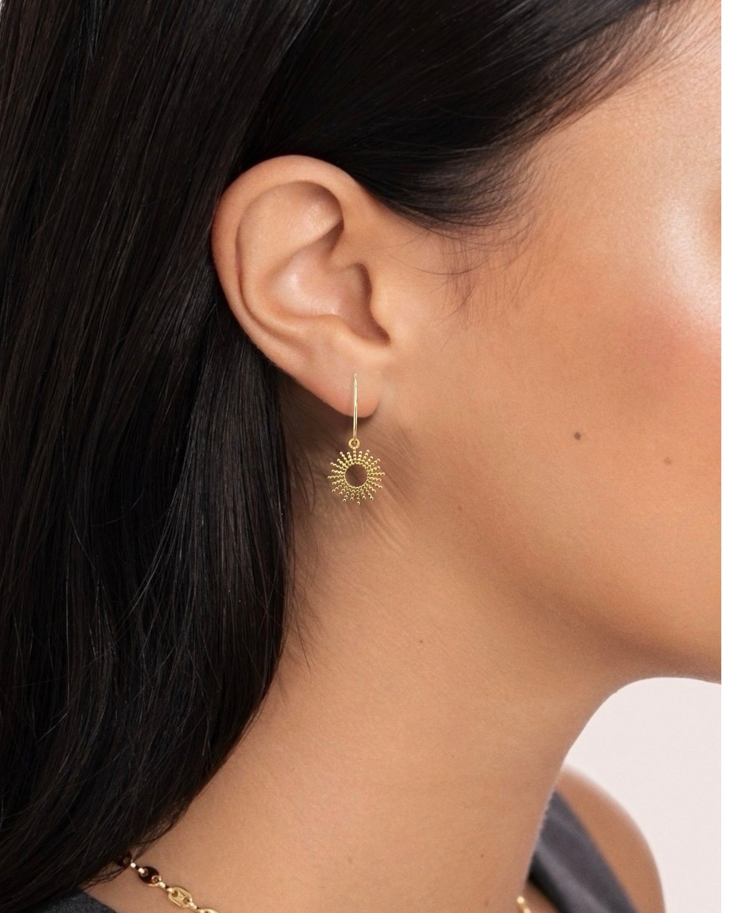 Aritos finos con charm sol en acero baño oro 18K Taiyang
