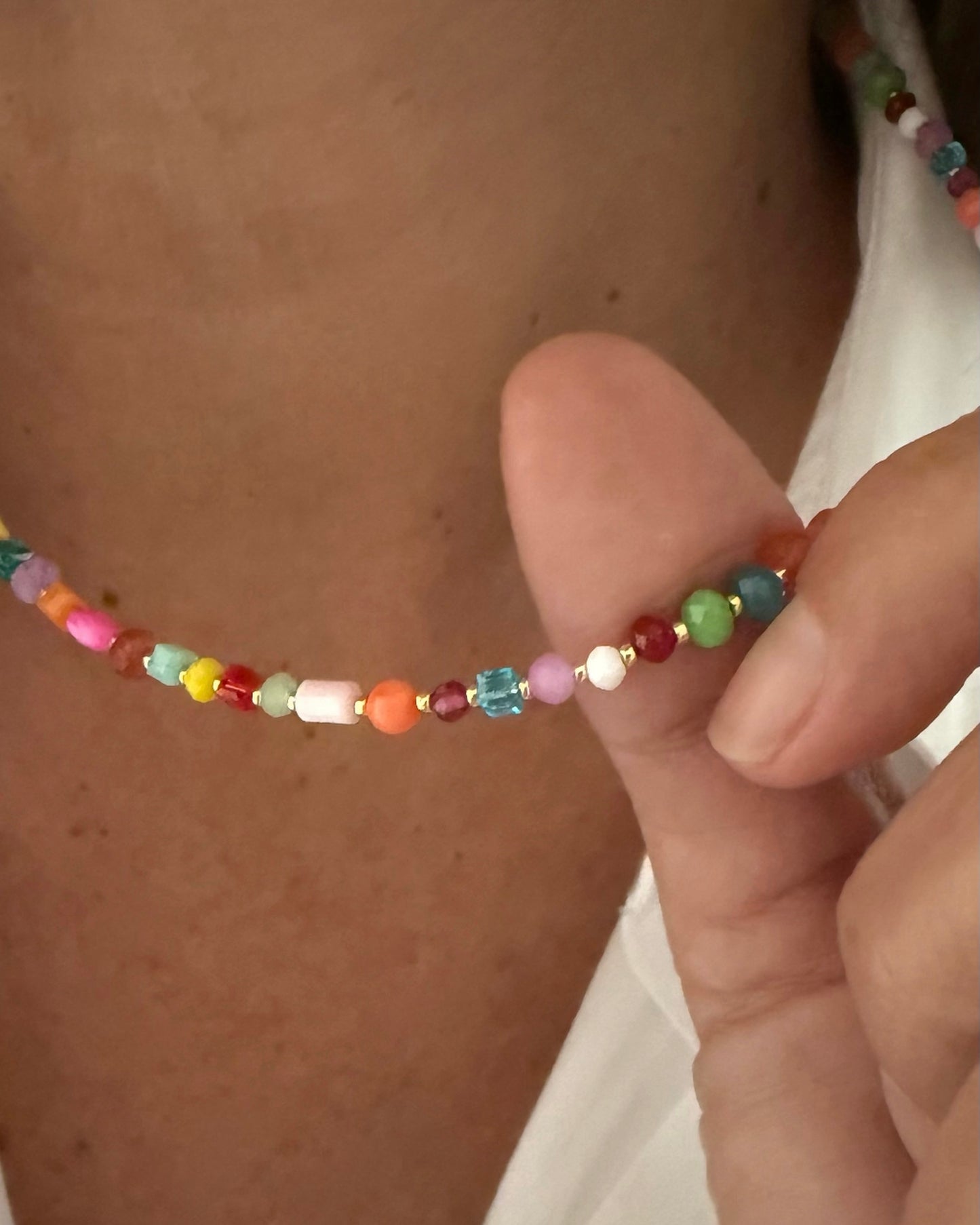Collar de cuentas piedra natural y cristal acabado acero baño oro 18K Petite