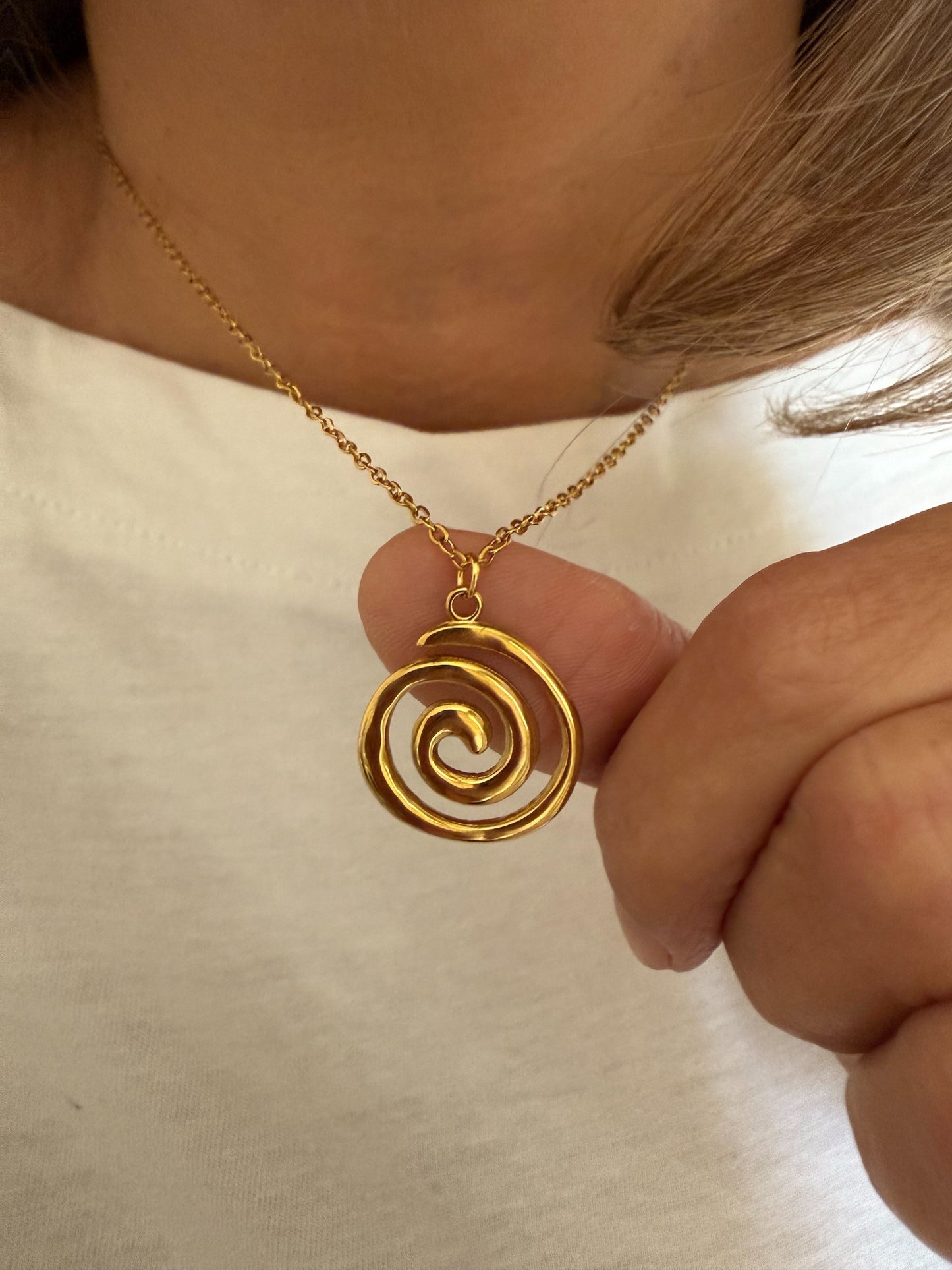 Collar cadena fina con colgante forma espiral en acero baño oro 18K Tornado