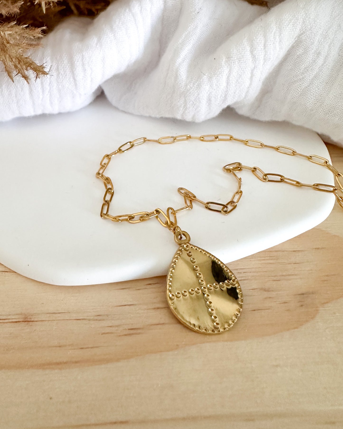 Collar cadena eslabones pequeños con colgante grande lágrima en acero baño oro 18K Esparta