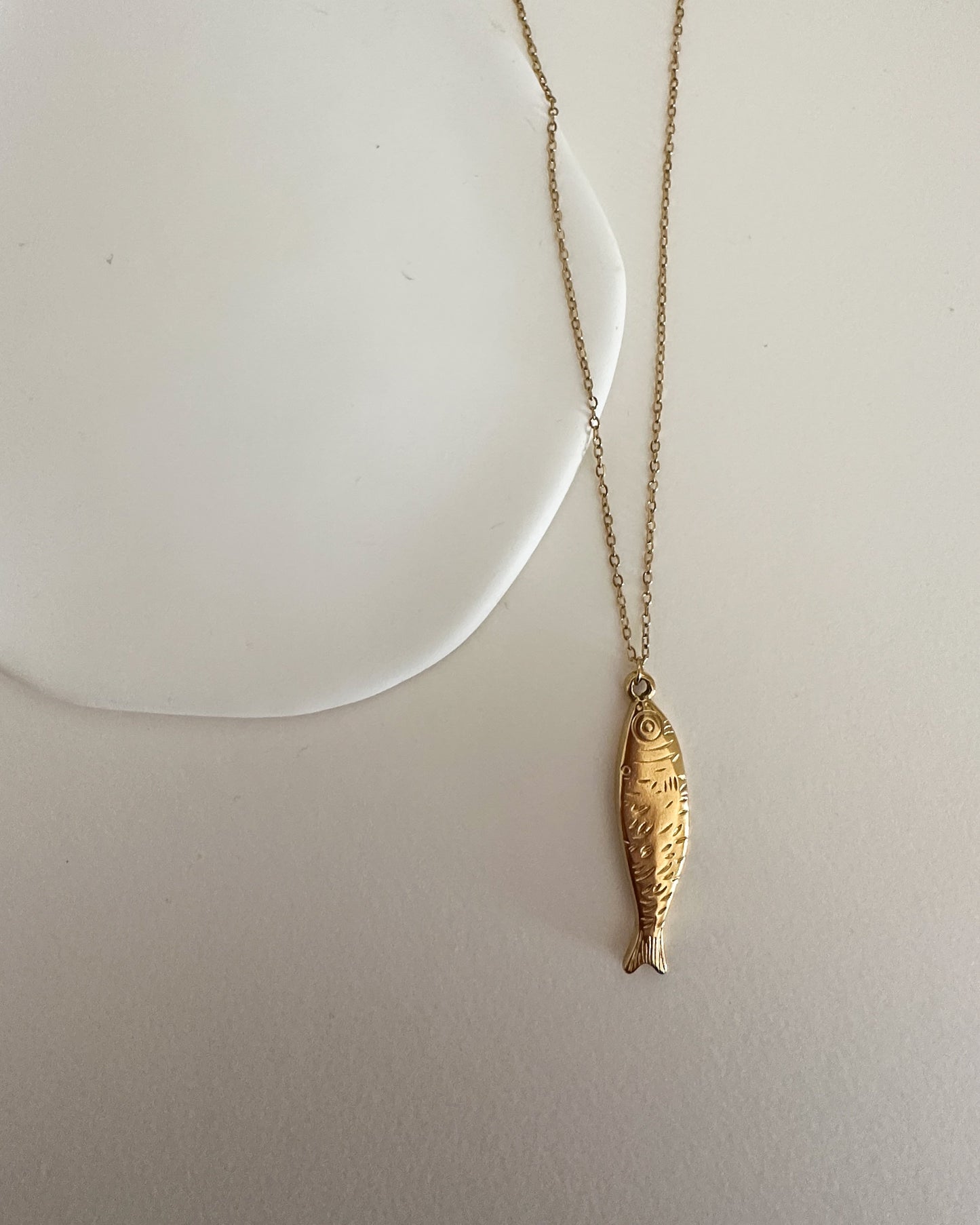 Collar cadena con colgante de pez en acero baño oro 18K SARDINE