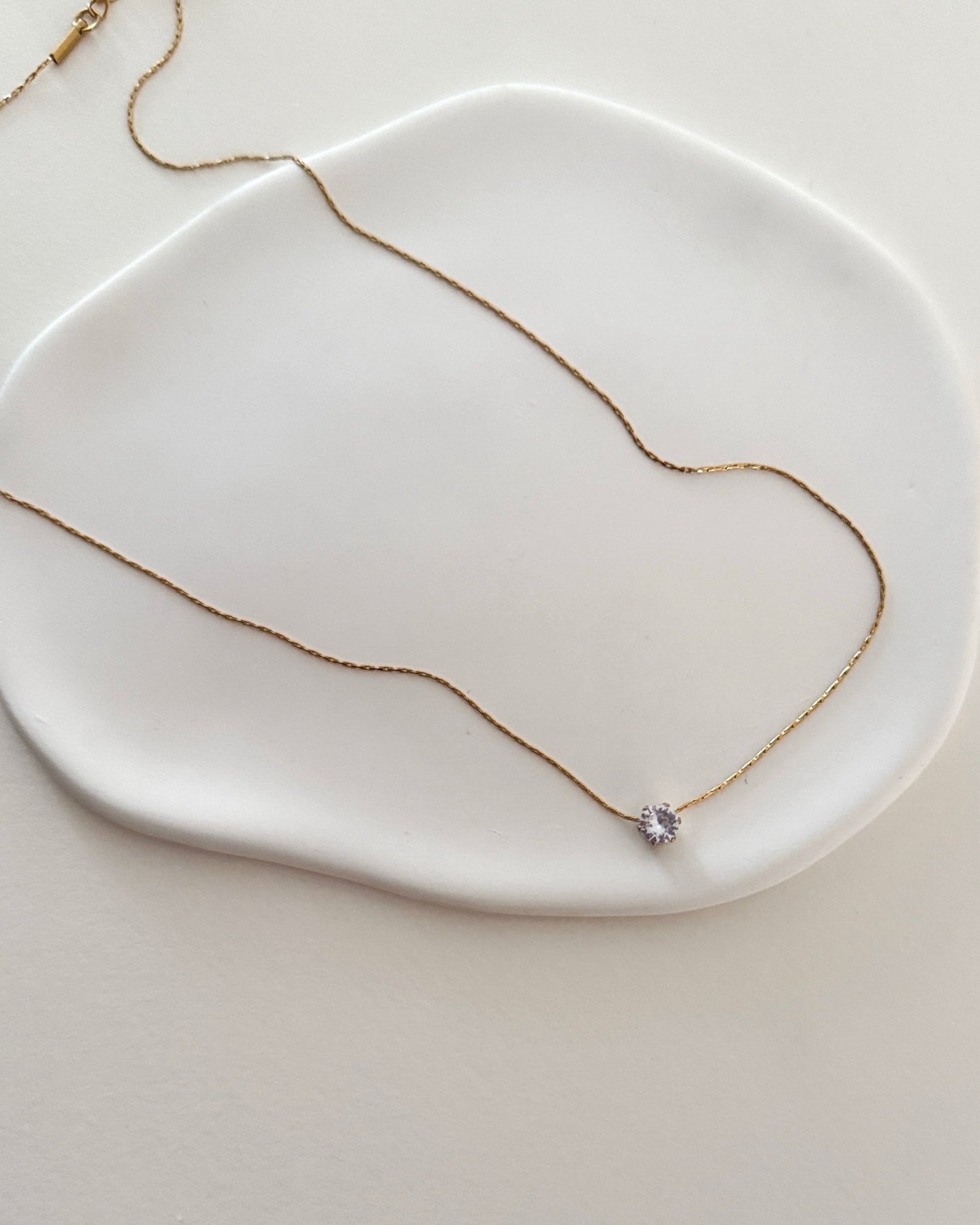 Colgante mini circonita en acero baño oro 18K Solitaro