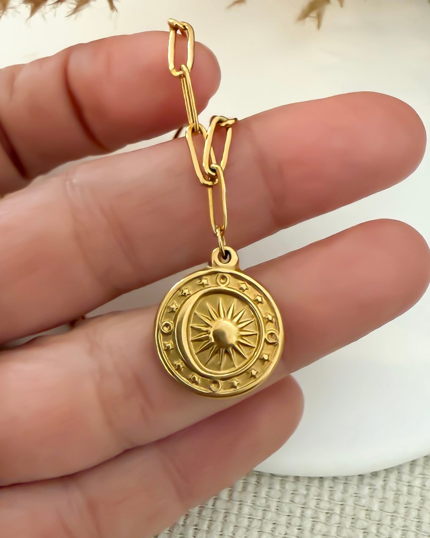 collar dorado medalla sol