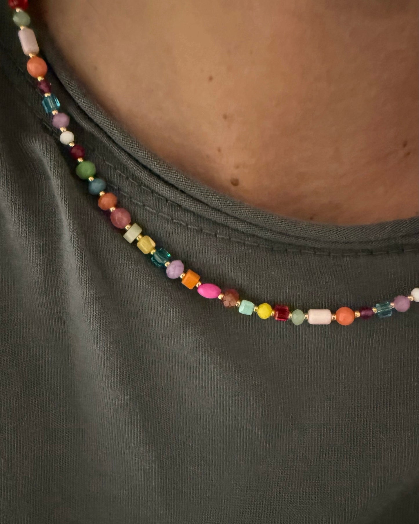 Collar de cuentas piedra natural y cristal acabado acero baño oro 18K Petite