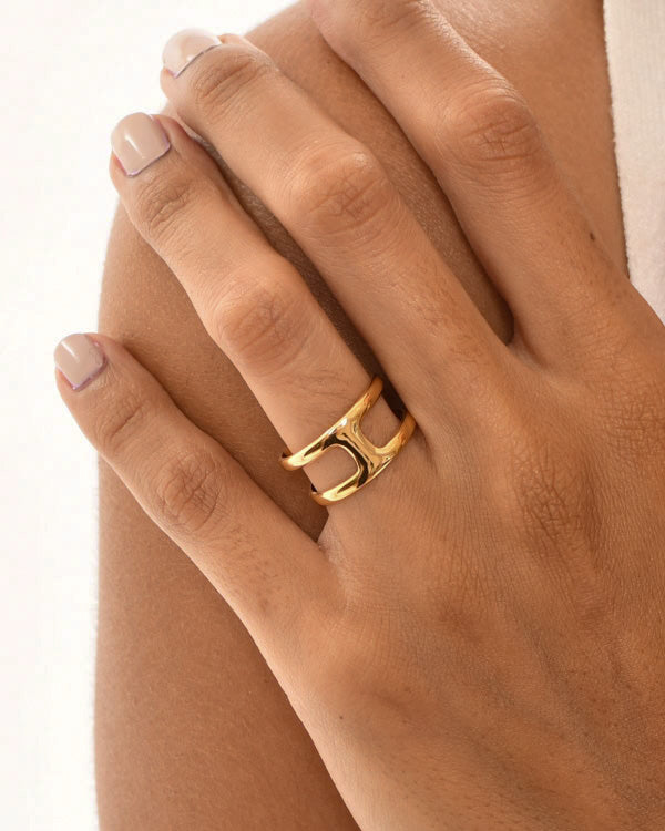 Anillo doble con banda vertical minimalista en acero baño oro 18K Code
