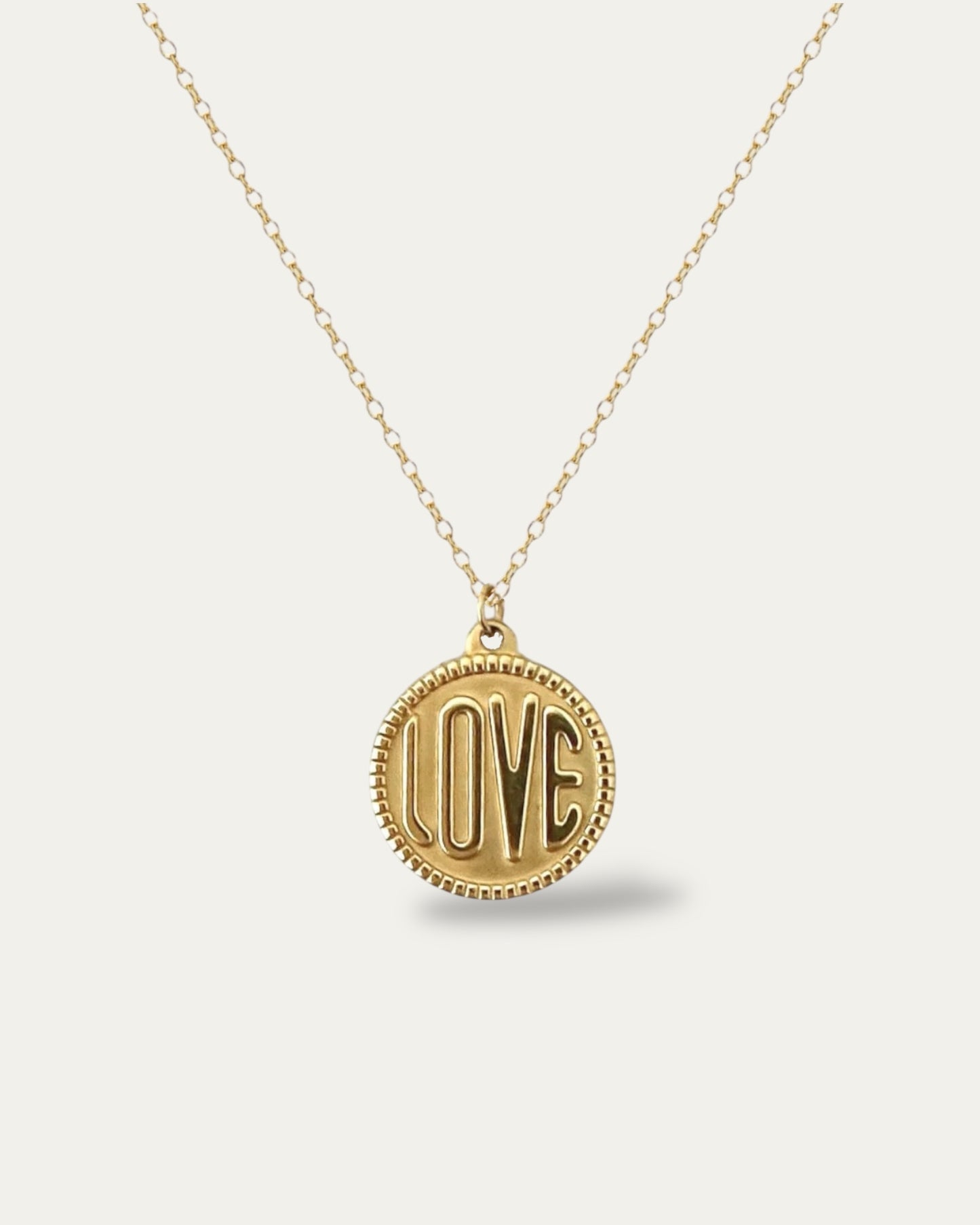 Collar colgante medalla con letras en acero baño oro 18K Love