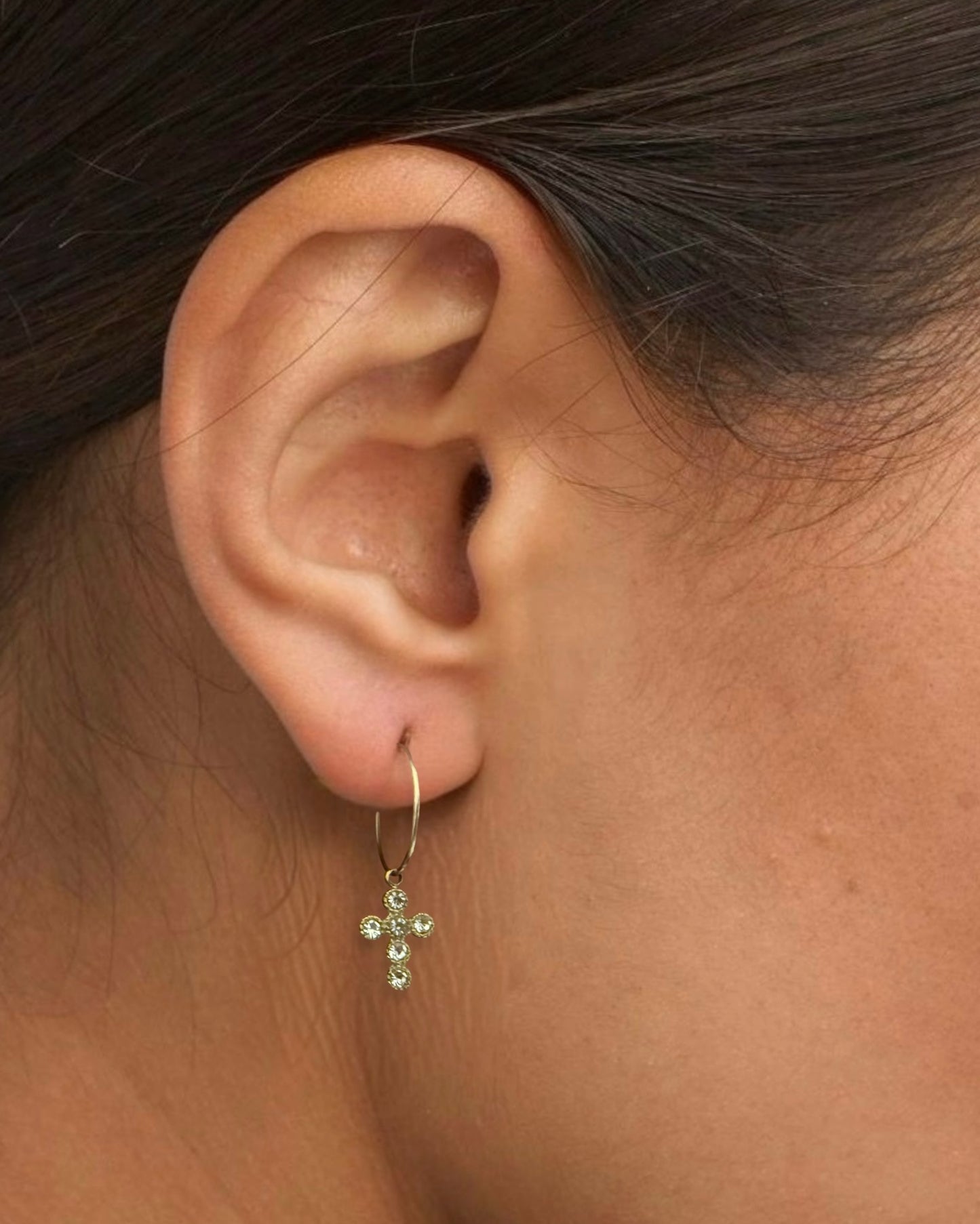 Aros finos con colgante de cruz circonitas en acero baño oro a 18K Cruz Blanca