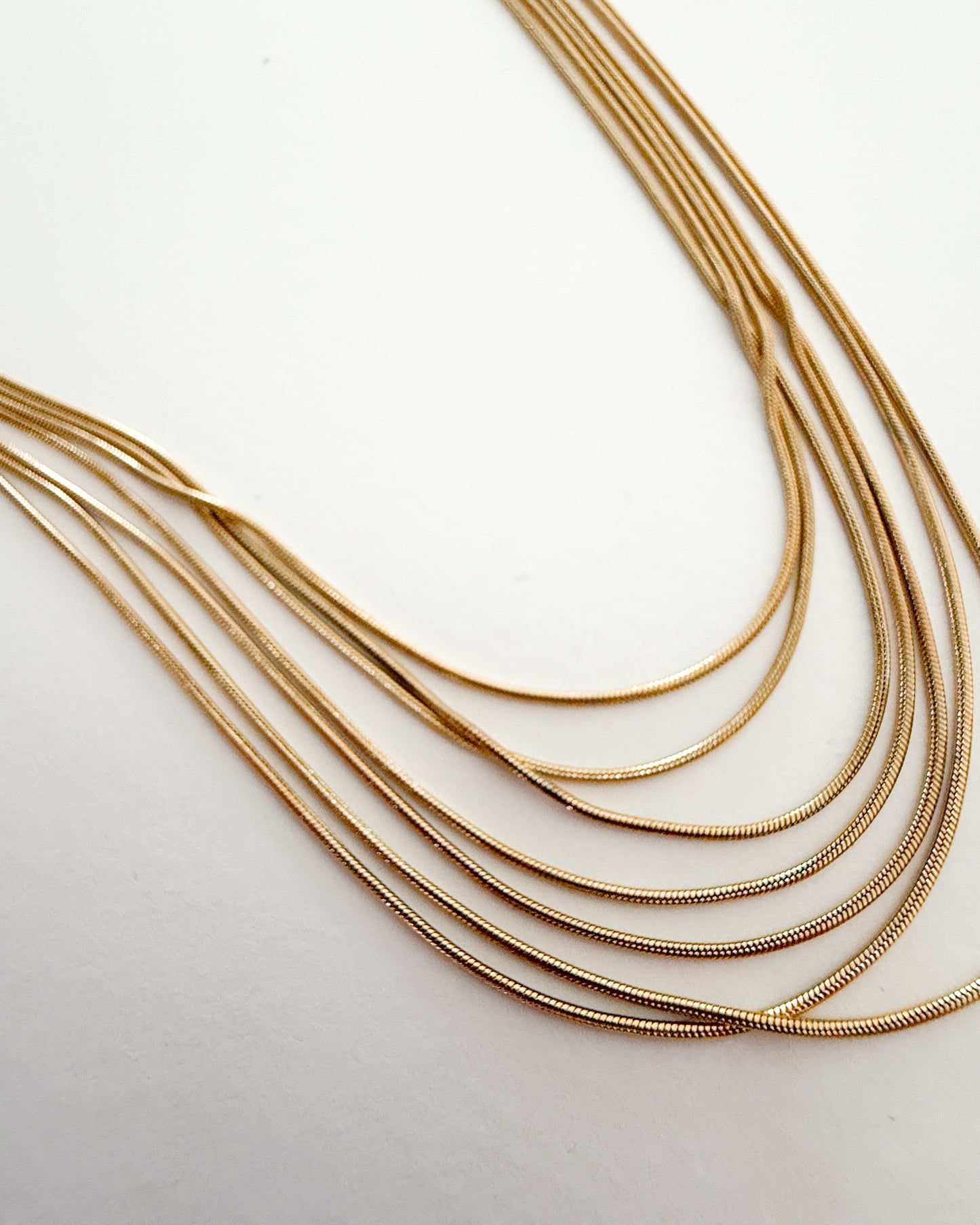 Collar corto cadenas múltiples estilo serpiente en acero baño oro 18K