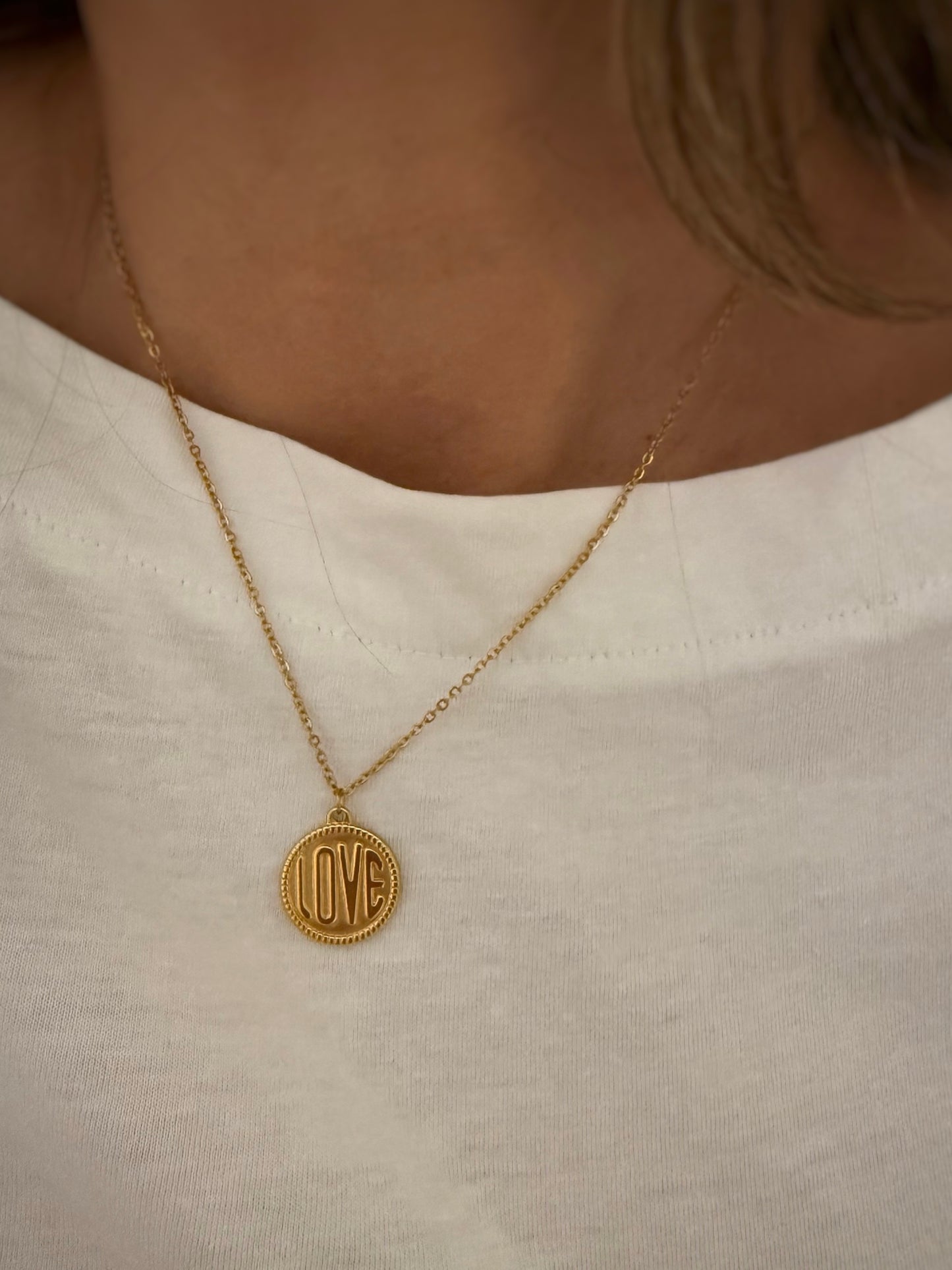 Collar colgante medalla con letras en acero baño oro 18K Love
