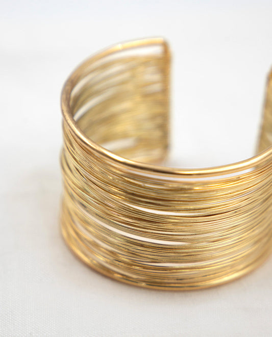 Brazalete ajustable ancho hilos de acero  en acero baño oro 18K Elegance