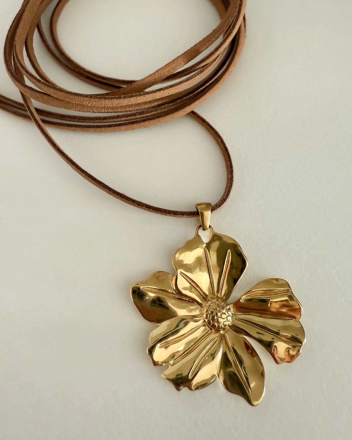 Collar maxi cordón de ante con colgante flor en acero baño oro Maxi Flor