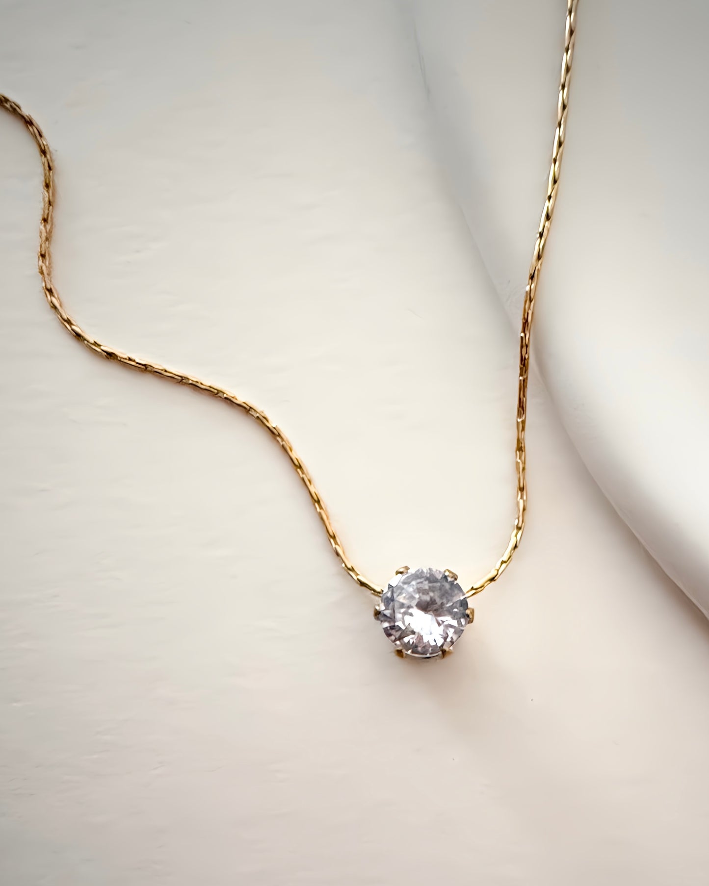 Colgante mini circonita en acero baño oro 18K Solitaro