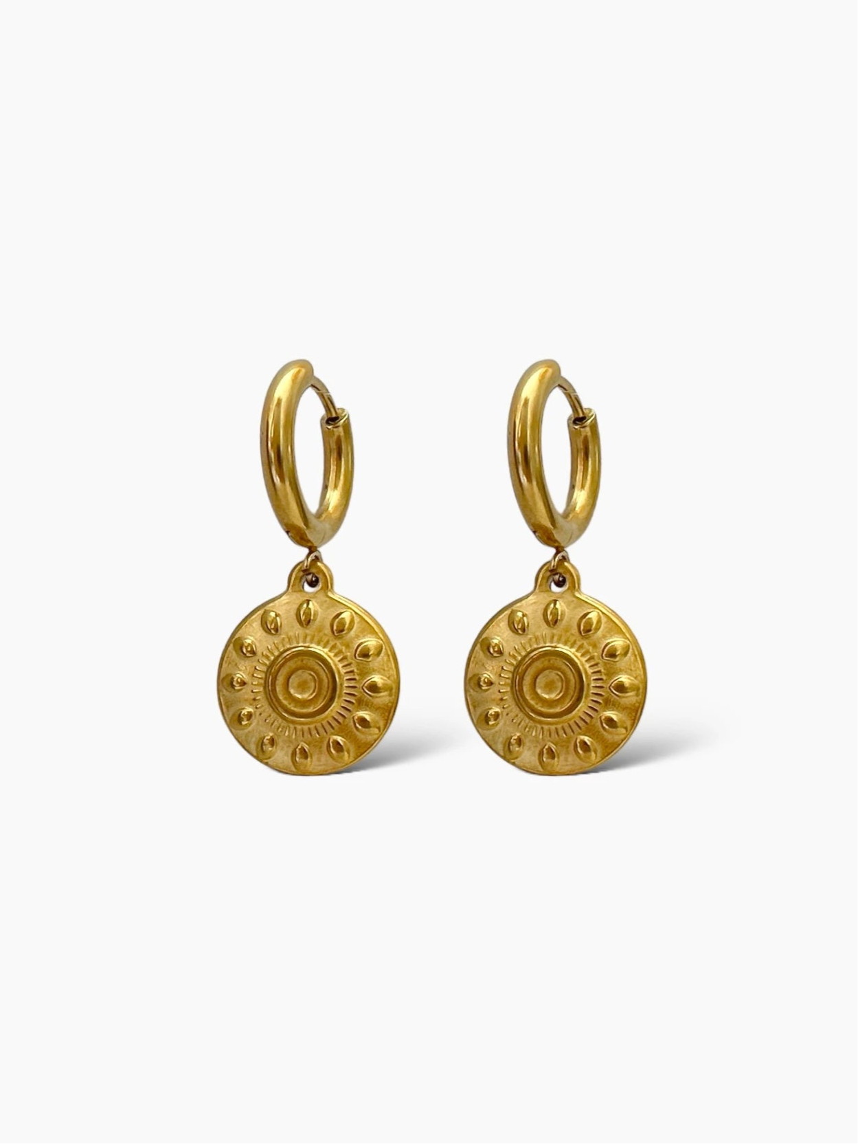 Aritos charm moneda estilo bohemio acero baño oro mate 18K Mumbay