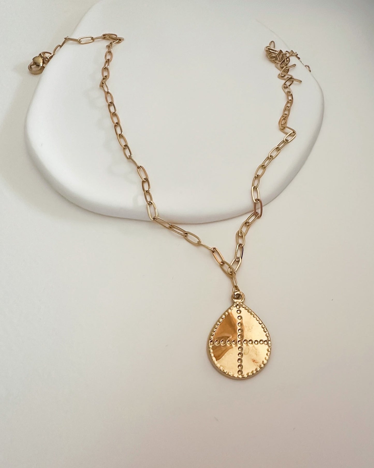 Collar cadena eslabones pequeños con colgante grande lágrima en acero baño oro 18K Esparta