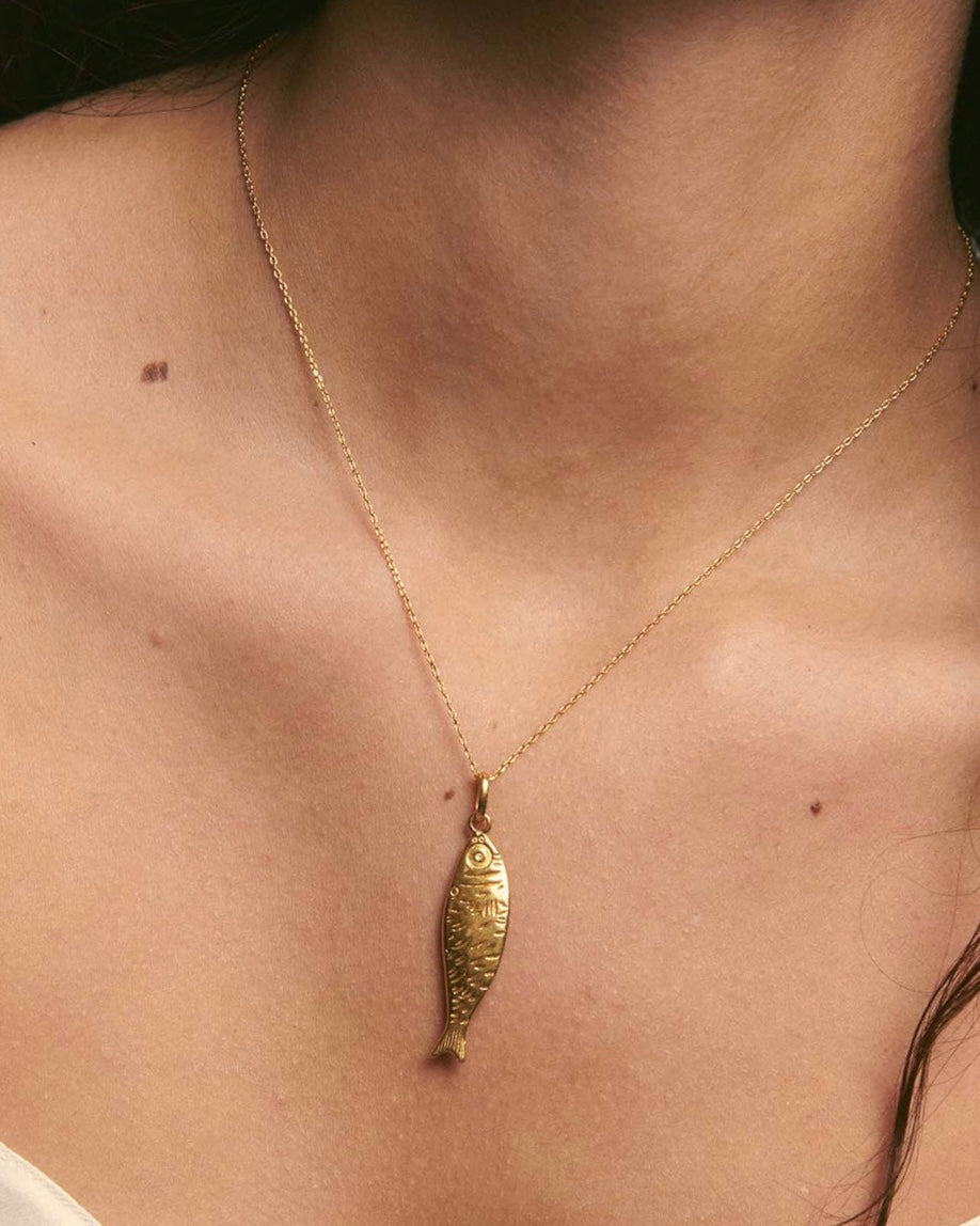 Collar cadena con colgante de pez en acero baño oro 18K SARDINE