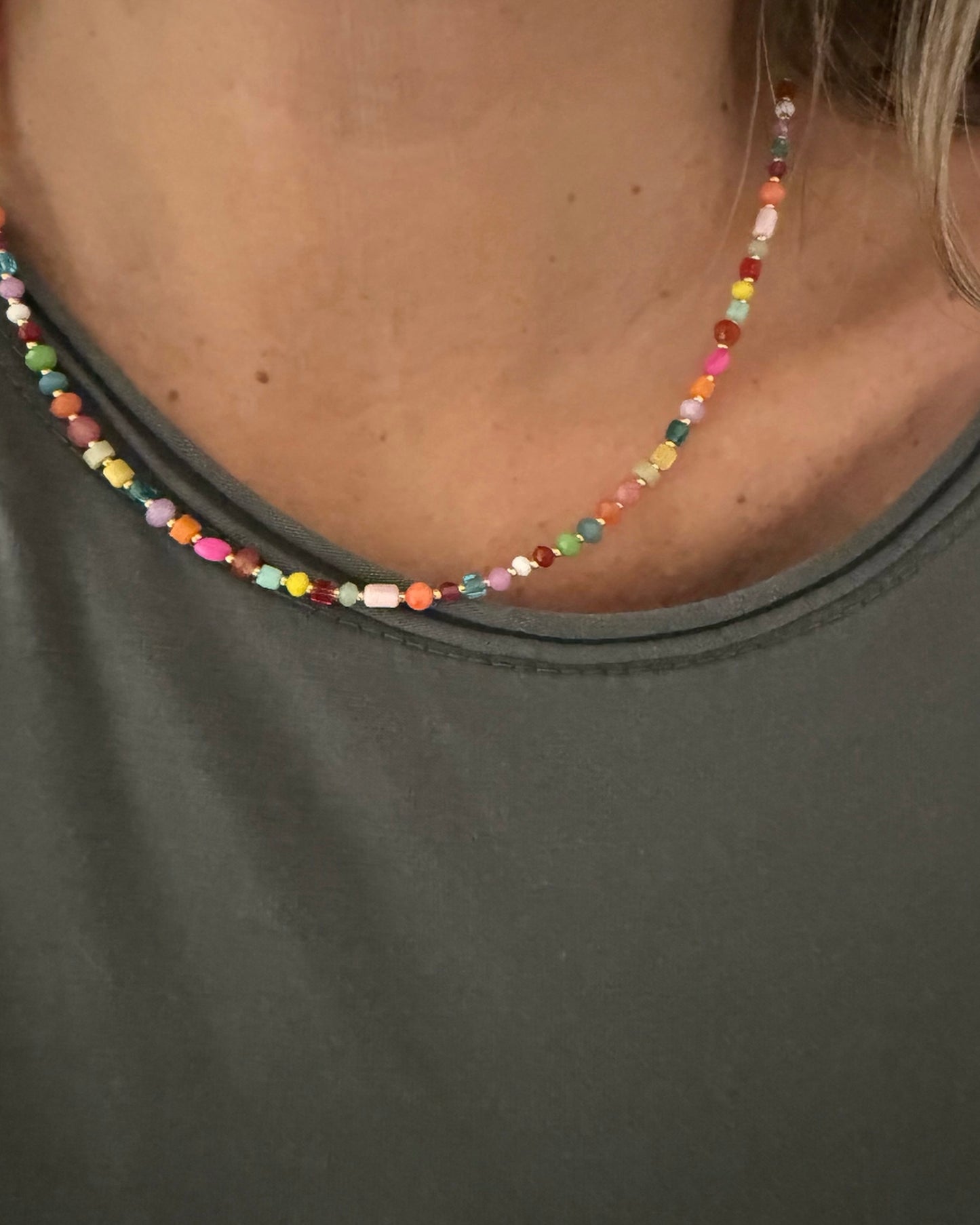 Collar de cuentas piedra natural y cristal acabado acero baño oro 18K Petite