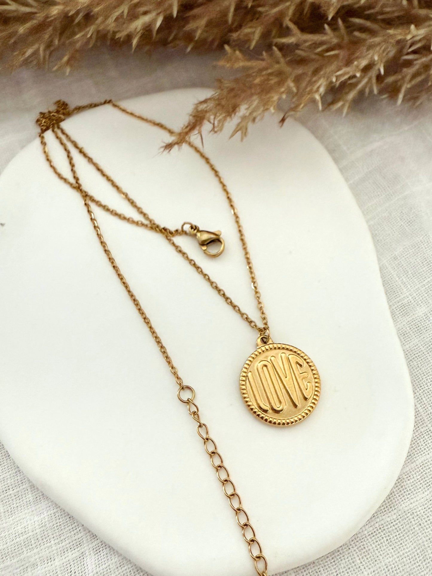 Collar colgante medalla con letras en acero baño oro 18K Love