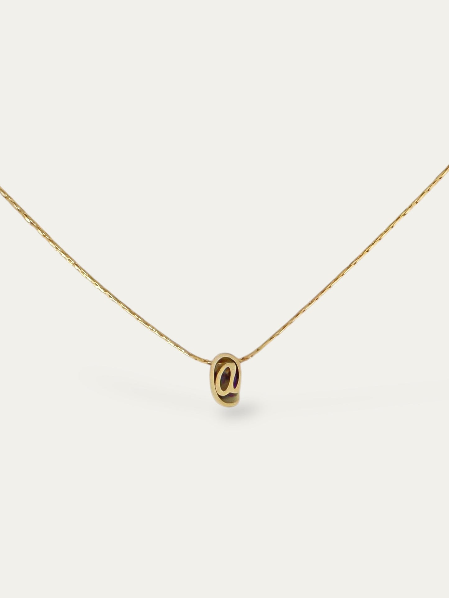 Collar corto cadena fina con colgante minimalista con forma de almohadilla en acero baño oro 18K “@“