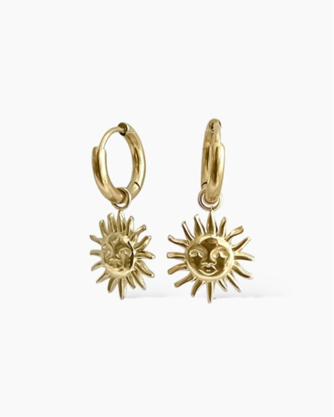 Aritos pequeños con charm en forma de sol en acero baño oro 18 K Mini Sol Carita