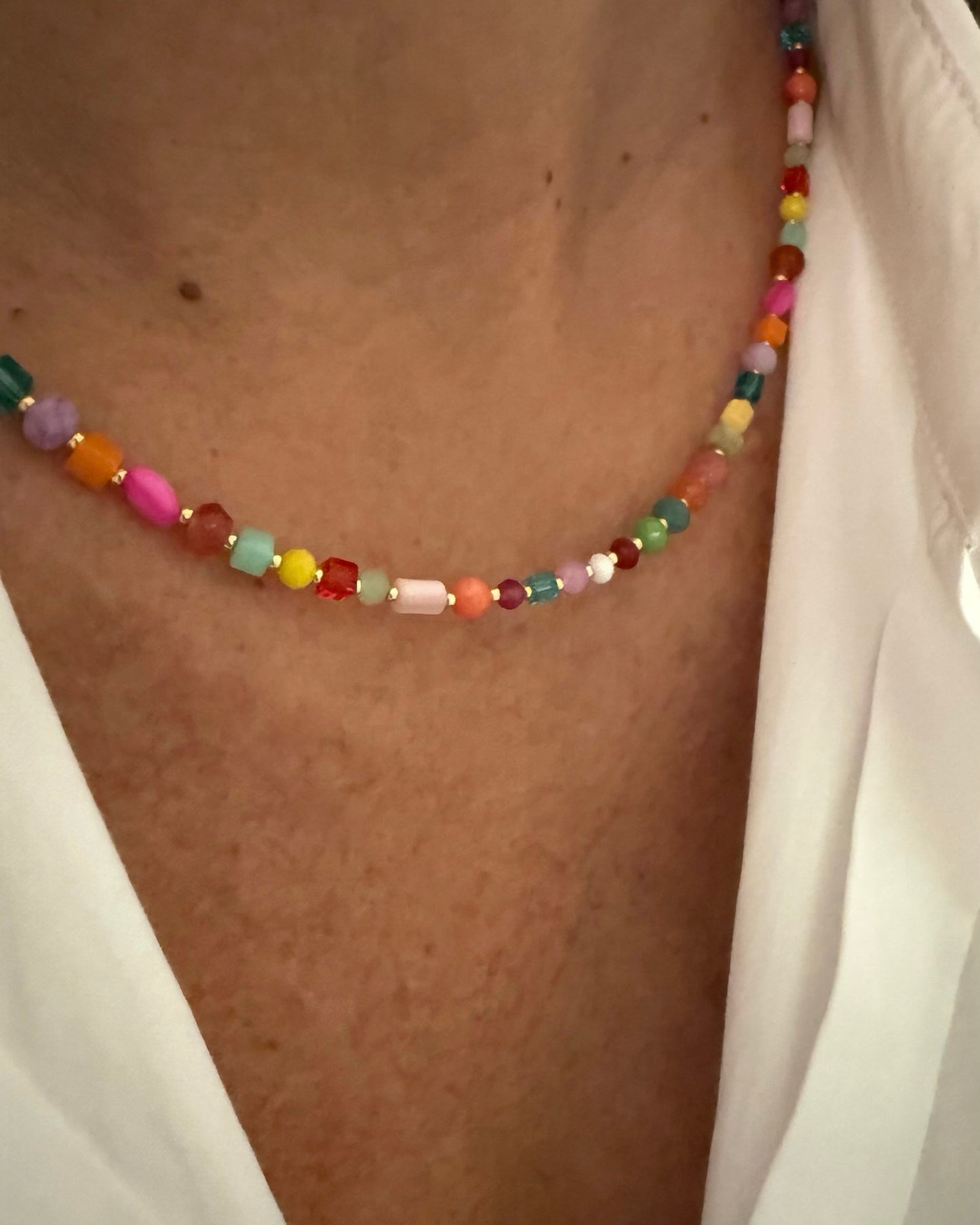 Collar de cuentas piedra natural y cristal acabado acero baño oro 18K Petite