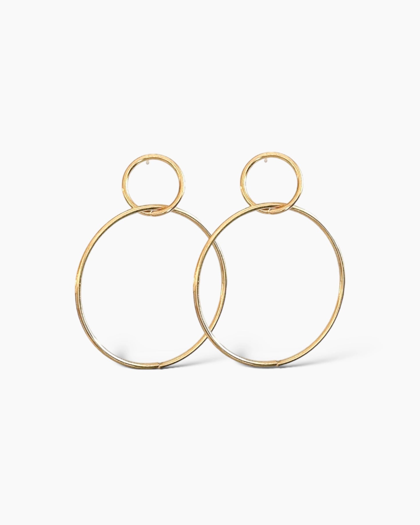 Son unos pendientes grandes de doble aro entrelazado, en acero inoxidable bañado en oro de 18k.