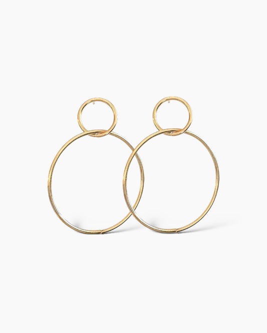 Son unos pendientes grandes de doble aro entrelazado, en acero inoxidable bañado en oro de 18k.