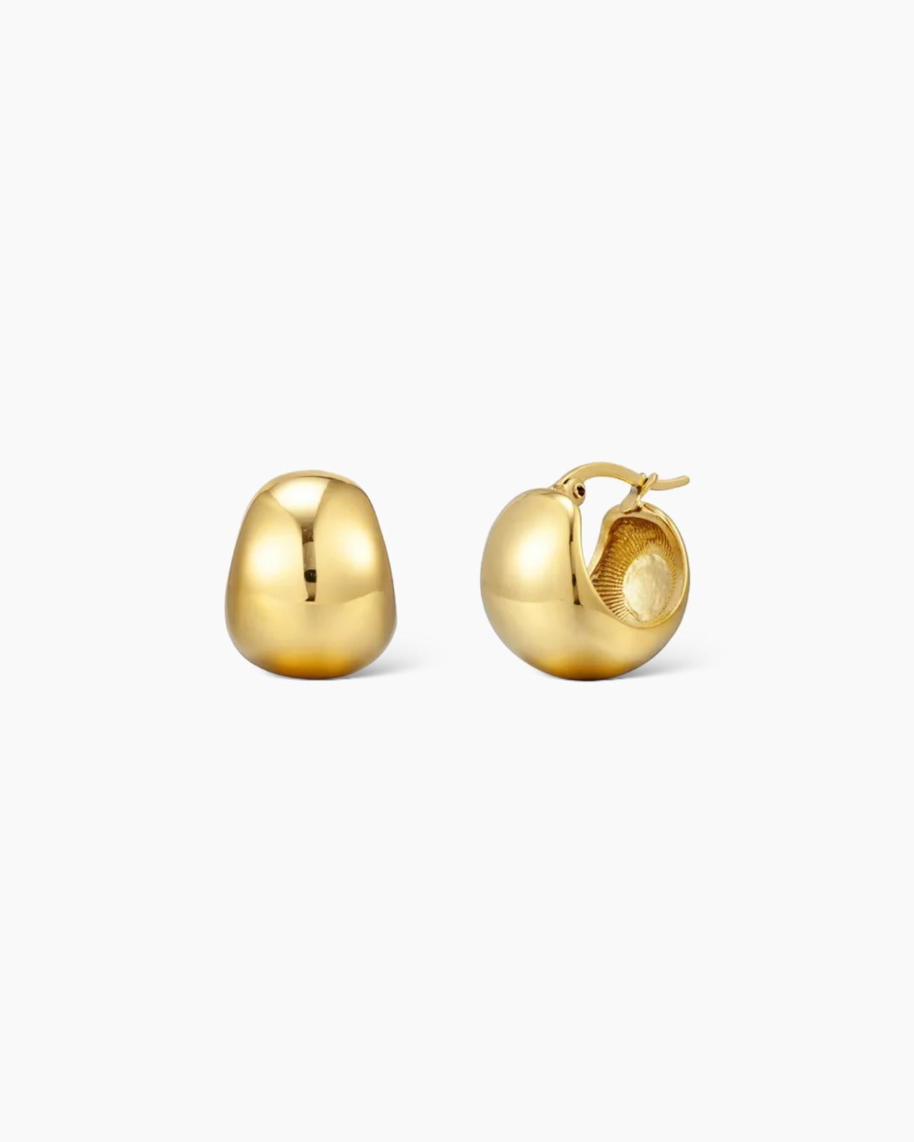 La forma de los Aros Tokaris es redonda, con un tamaño medio y forma de bolita abierta, en acero inoxidable bañado en oro de 18k.